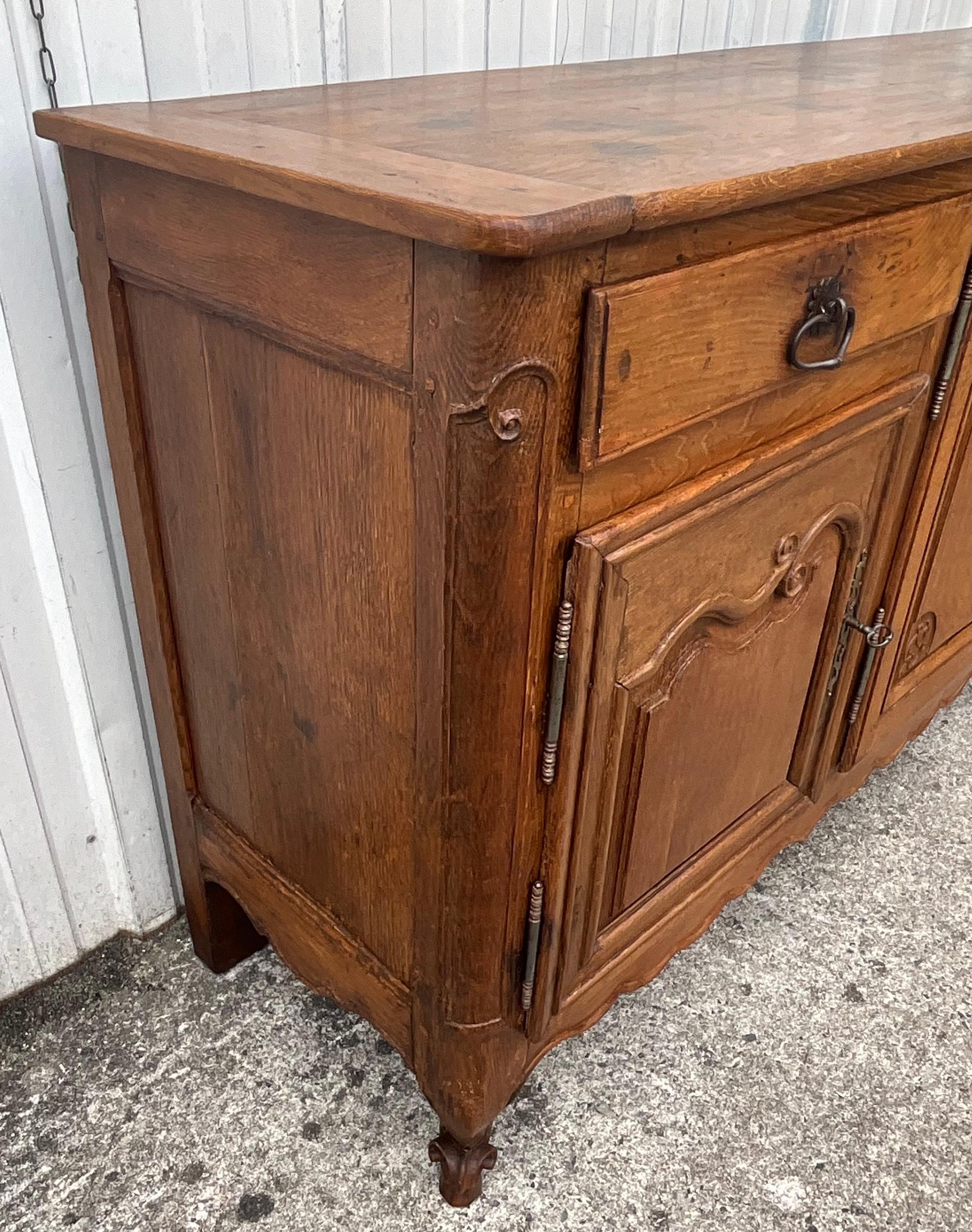 French Sideboard In Solid Blond Oak, Late 19th Century In Good Condition In SAINT-CLÉMENT-DE-LA-PLACE, FR