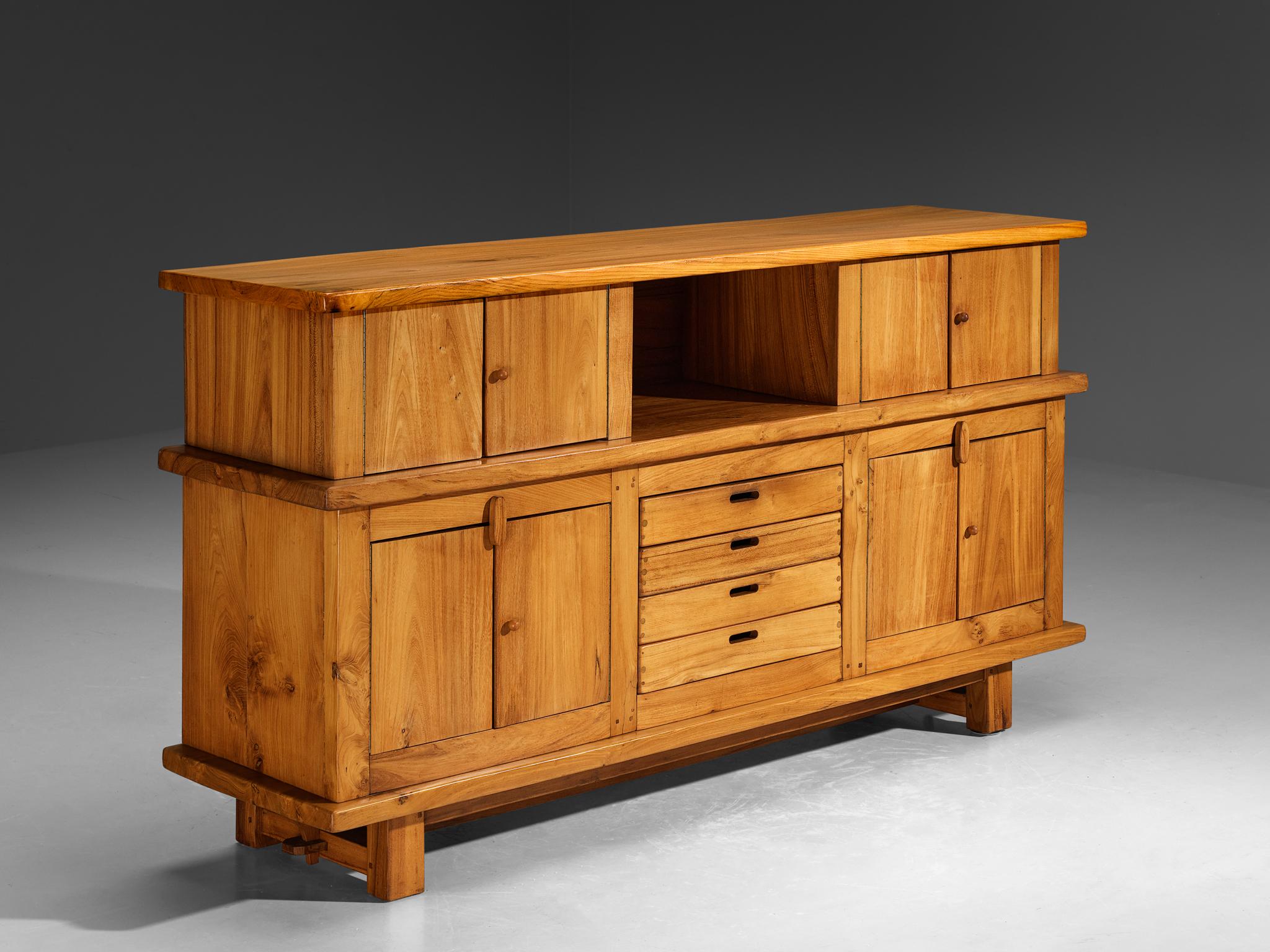 Credenza, olmo, Francia, anni '70

Stupenda credenza vissuta realizzata in Francia negli anni '70. Questo pezzo è composto da un mobile inferiore e da uno superiore, che dimostrano eleganza e praticità. La venatura liscia e lucente del legno di olmo