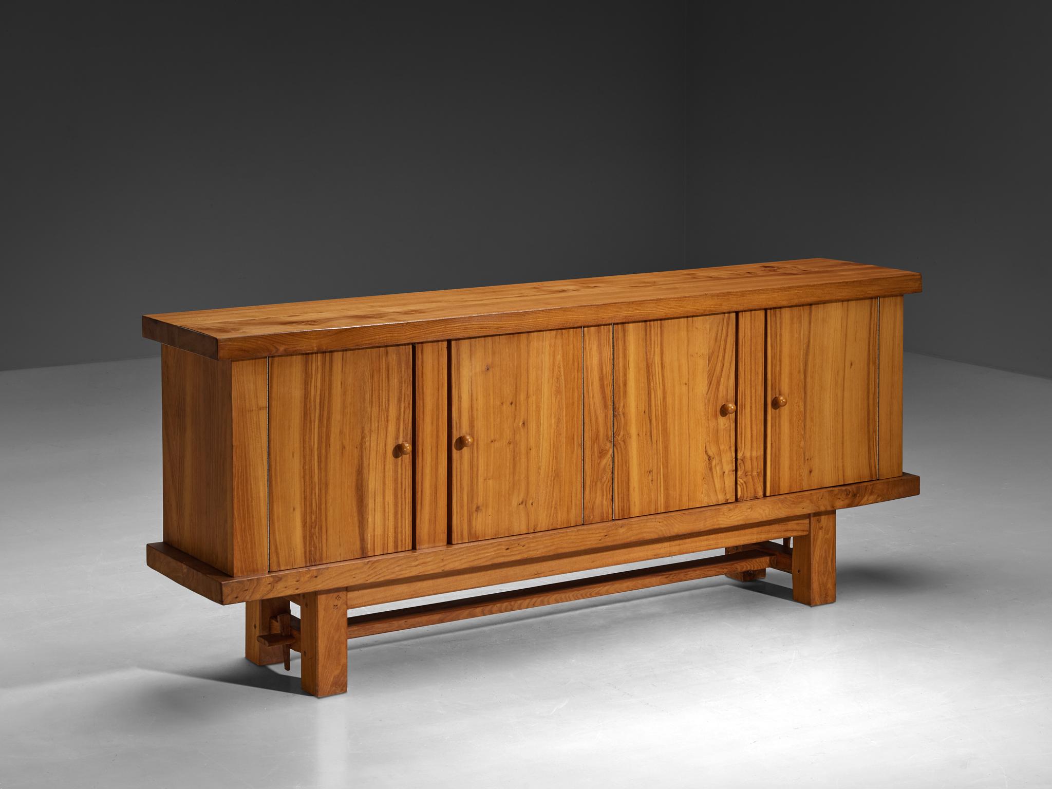 Credenza, olmo, Francia, anni '70

Splendida credenza realizzata in Francia negli anni Settanta. Questo pezzo contiene un'ampia superficie d'appoggio, strutturata con ripiani e quattro cassetti, che dimostra eleganza e praticità. La venatura liscia