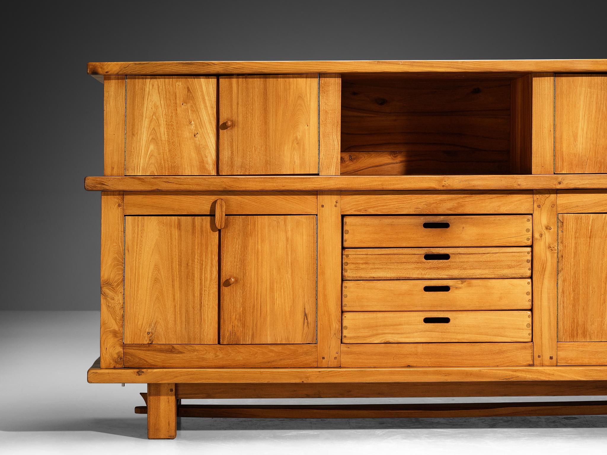 Postmoderno Credenza francese in olmo massiccio di Skilled Craftsman in vendita