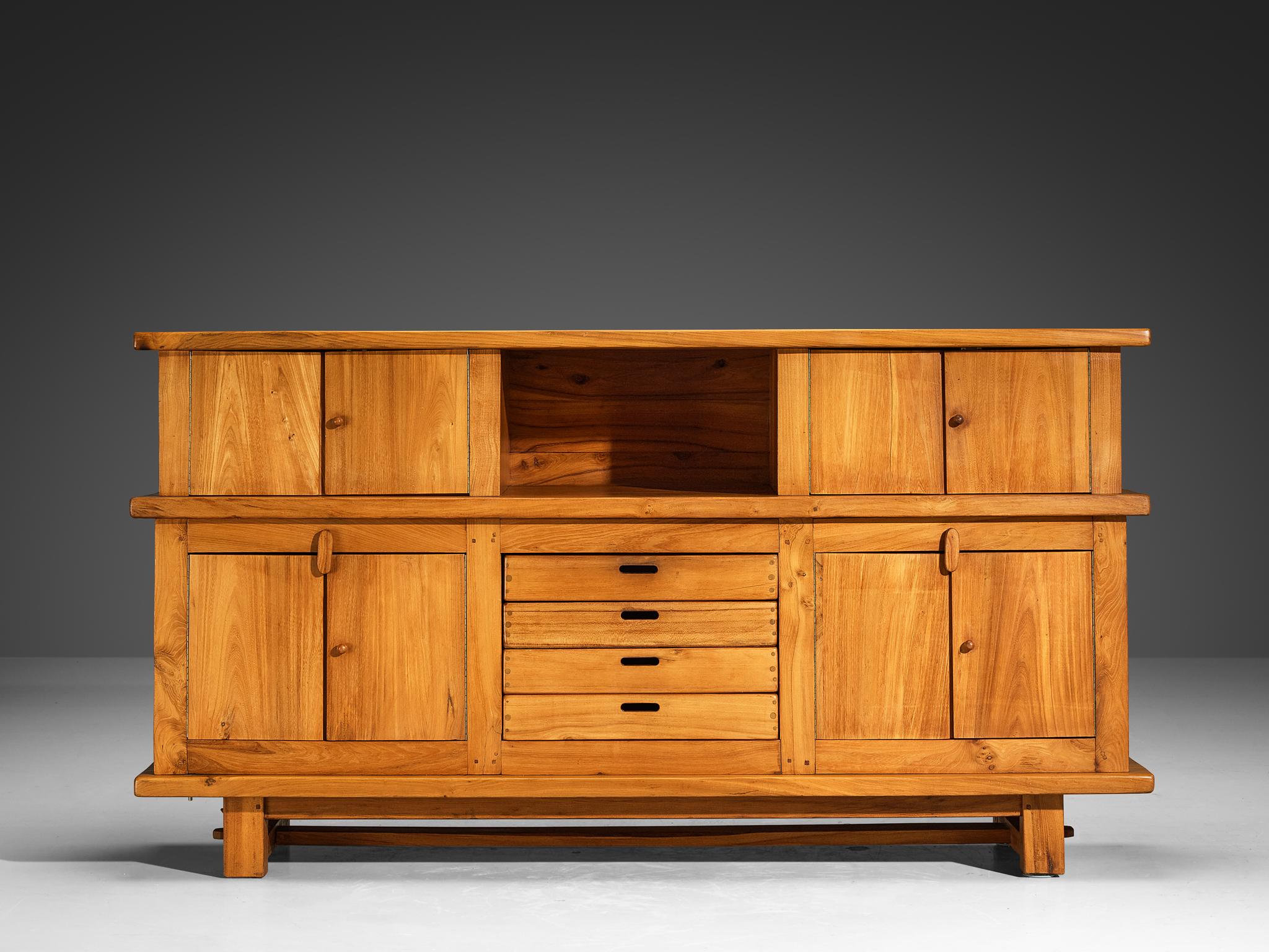 Francese Credenza francese in olmo massiccio di Skilled Craftsman in vendita