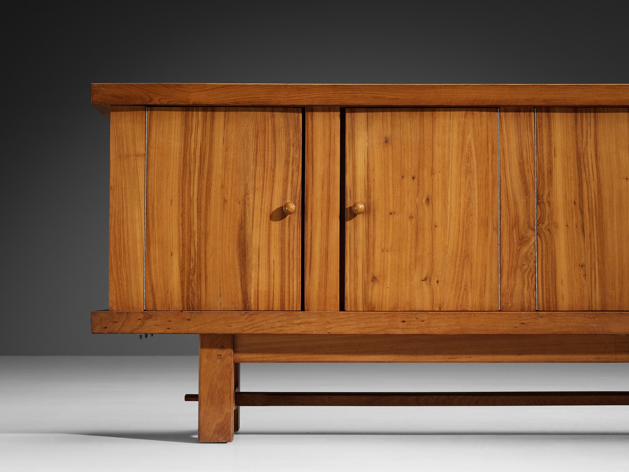 Francese Credenza francese in olmo massiccio di Skilled Craftsman in vendita