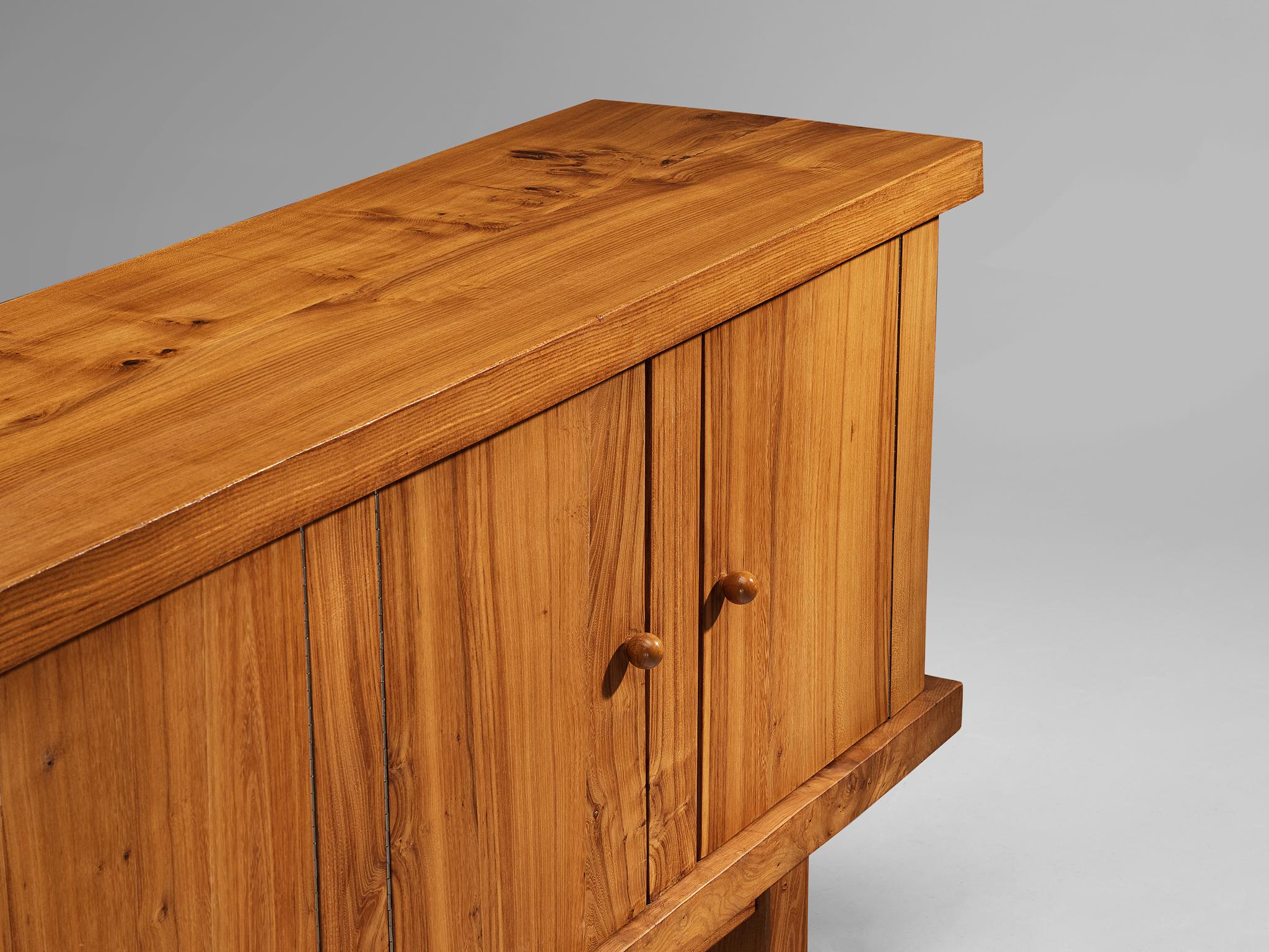 Credenza francese in olmo massiccio di Skilled Craftsman In condizioni buone in vendita a Waalwijk, NL