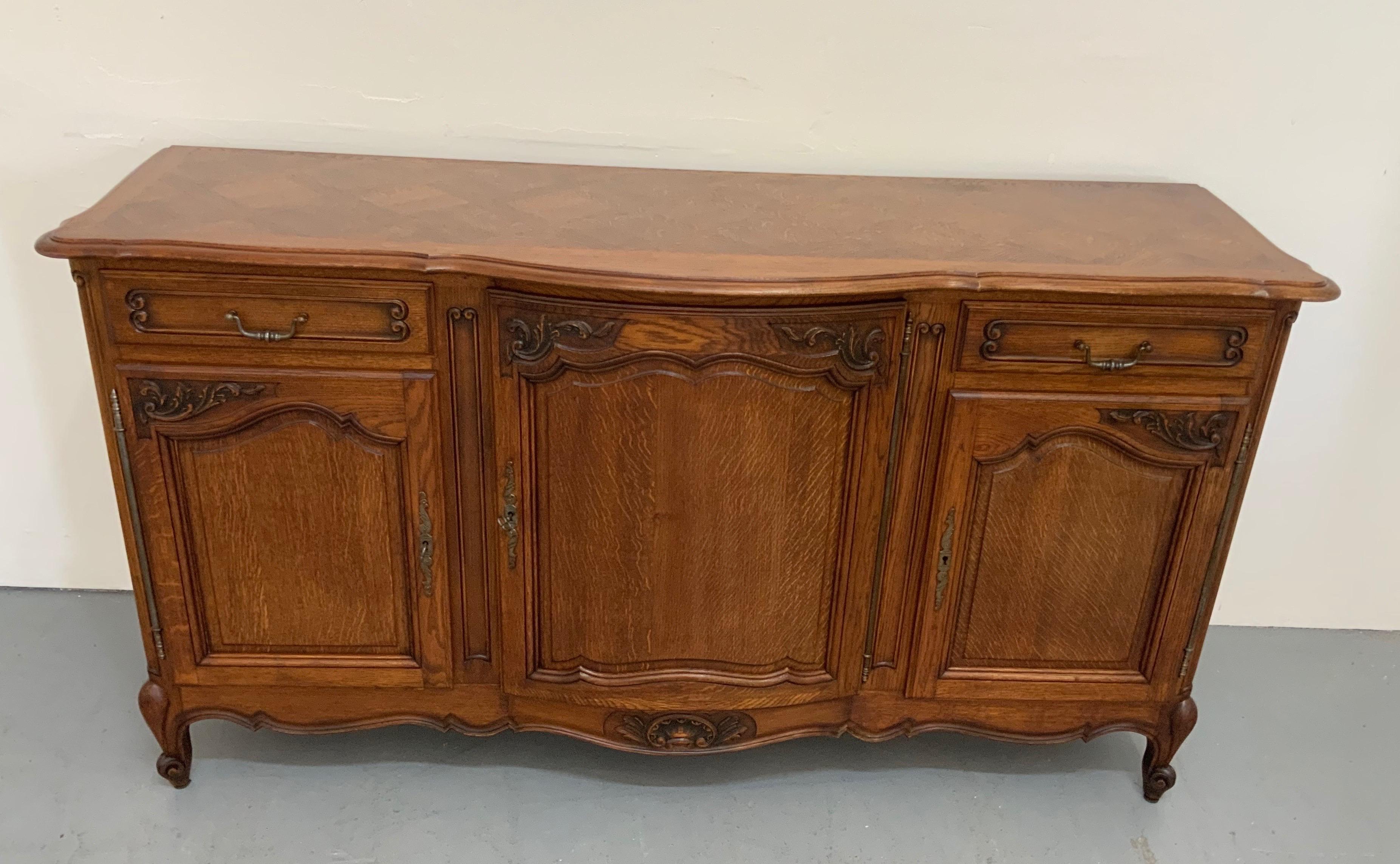 French sideboard Louis XV style made in walnut and varnished with 3 drawers and 3 doors, from 20th century.