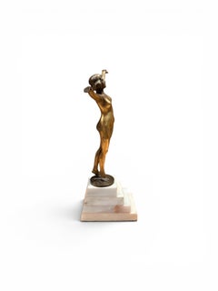 Nu féminin en bronze signé français sur socle en marbre blanc, Circa 1920-1940
