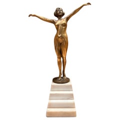 Nu féminin en bronze signé français sur socle en marbre blanc, Circa 1920-1940