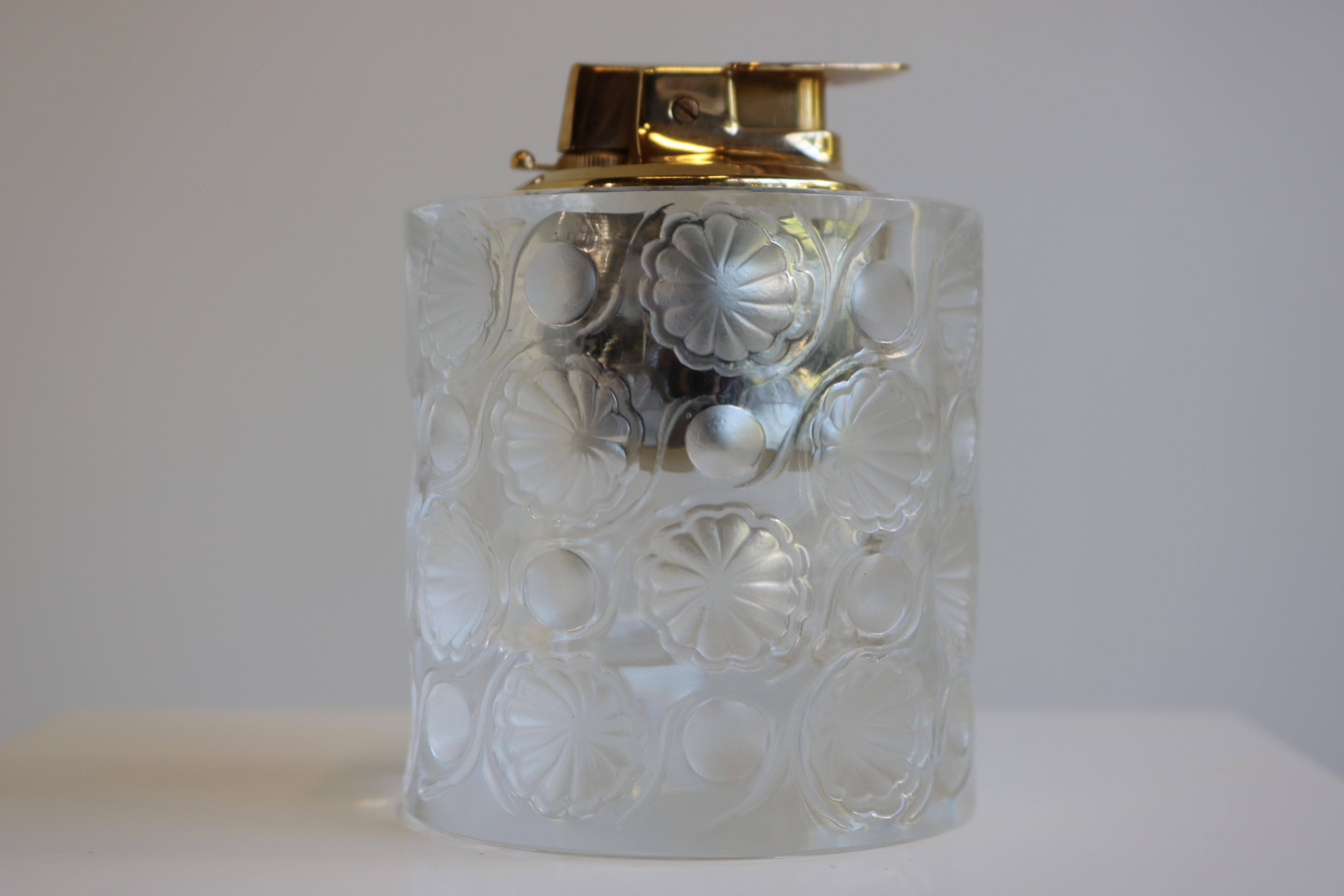French Signed Lalique Crystal Tokyo Table Lighter with Frosted Floral Medallions In Good Condition For Sale In Ijzendijke, NL