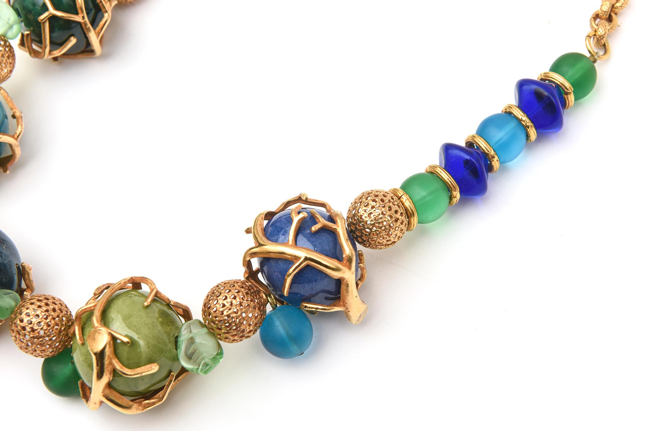 Moderne  Philippe Ferrandis, collier français de perles en verre, résine et plaqué or, signé en vente