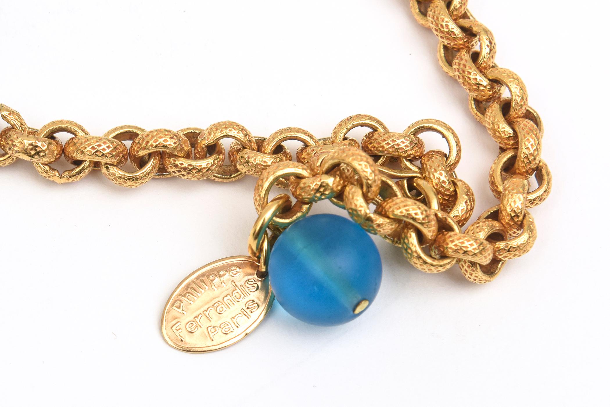  Philippe Ferrandis, collier français de perles en verre, résine et plaqué or, signé en vente 2