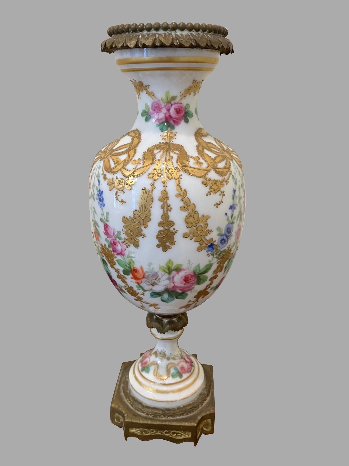 Vaso coperto in bronzo di Sèvres con decorazioni floreali, firmato in Francia in vendita 3