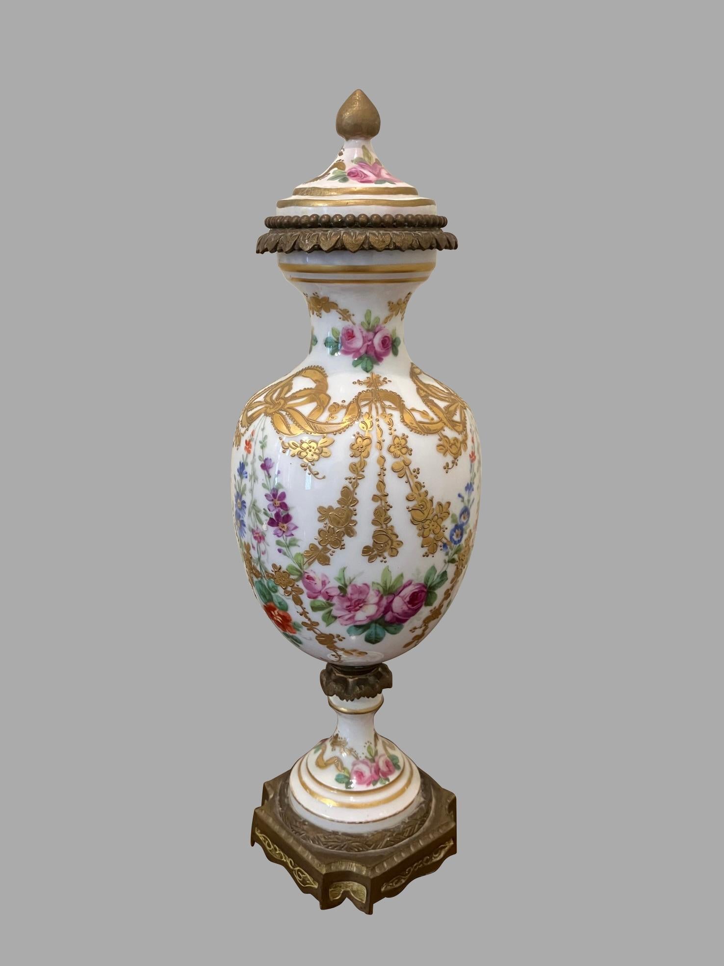 Napoleone III Vaso coperto in bronzo di Sèvres con decorazioni floreali, firmato in Francia in vendita
