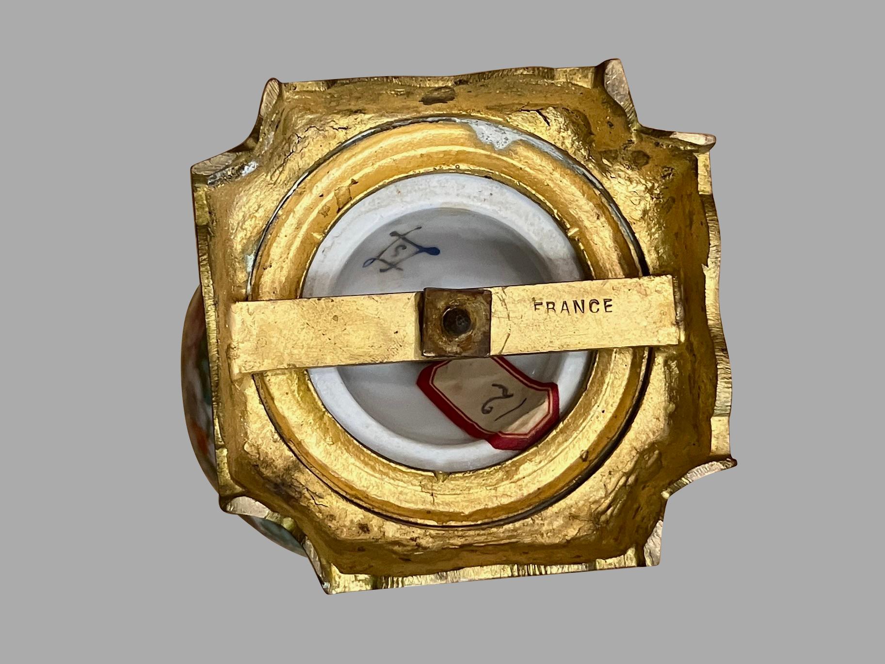 Vaso coperto in bronzo di Sèvres con decorazioni floreali, firmato in Francia in vendita 6