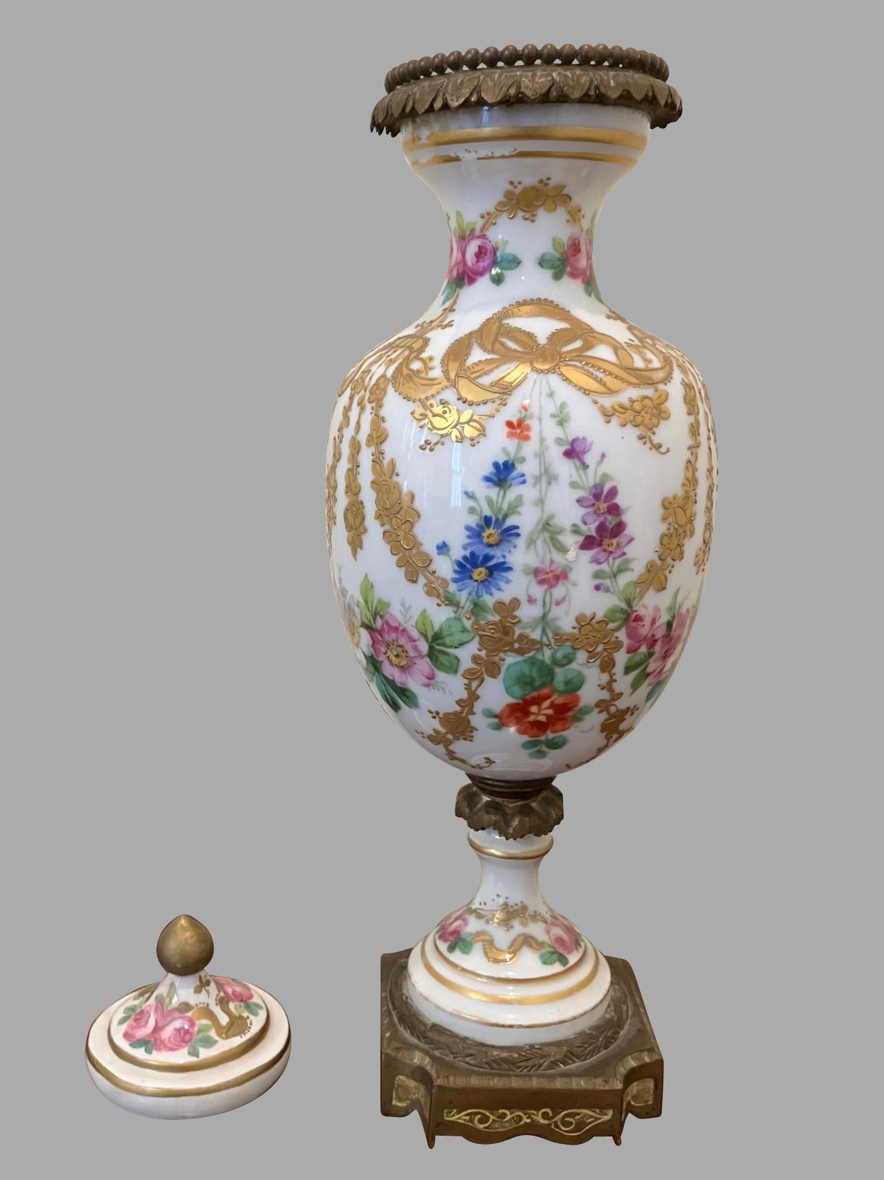 Vaso coperto in bronzo di Sèvres con decorazioni floreali, firmato in Francia in vendita 1