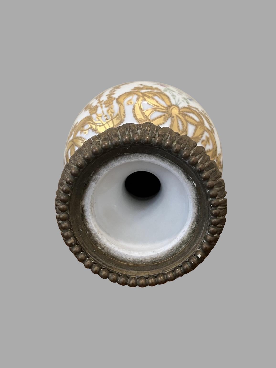 Vaso coperto in bronzo di Sèvres con decorazioni floreali, firmato in Francia in vendita 5