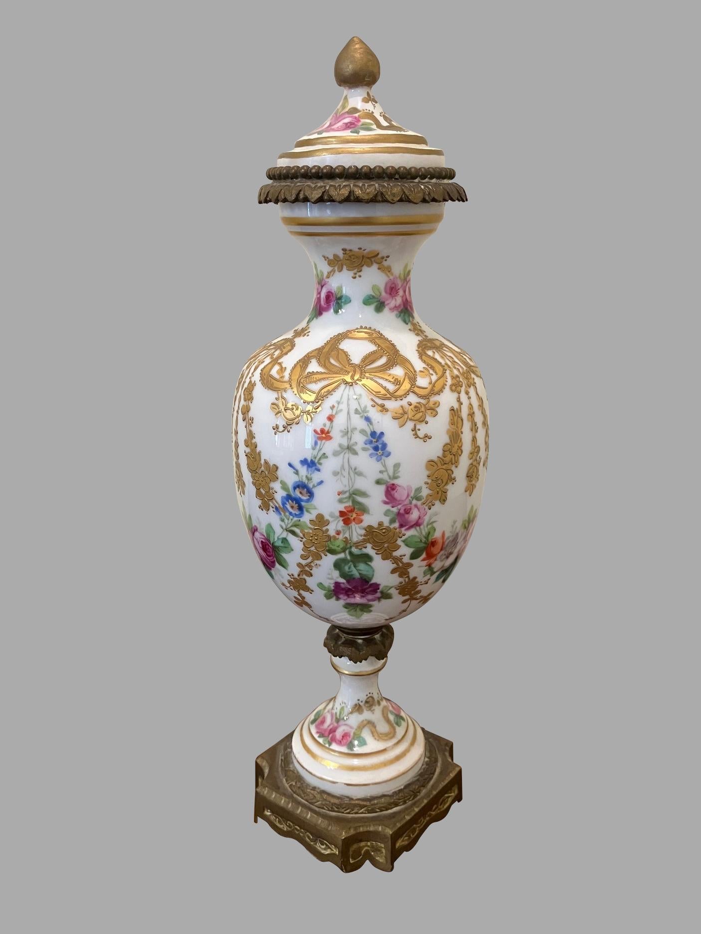 Urna rivestita in porcellana di Sèvres con montature in bronzo, decorata nel complesso con un disegno floreale colorato e dettagli dorati, il coperchio con un terminale centrale. Un piccolo vaso molto grazioso in condizioni attraenti, firmato con il