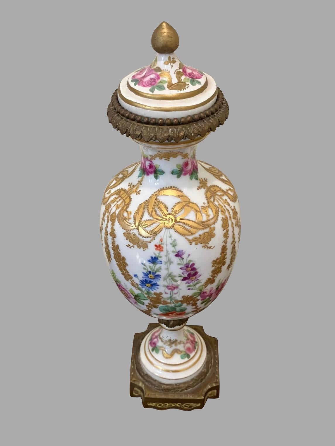 XIX secolo Vaso coperto in bronzo di Sèvres con decorazioni floreali, firmato in Francia in vendita