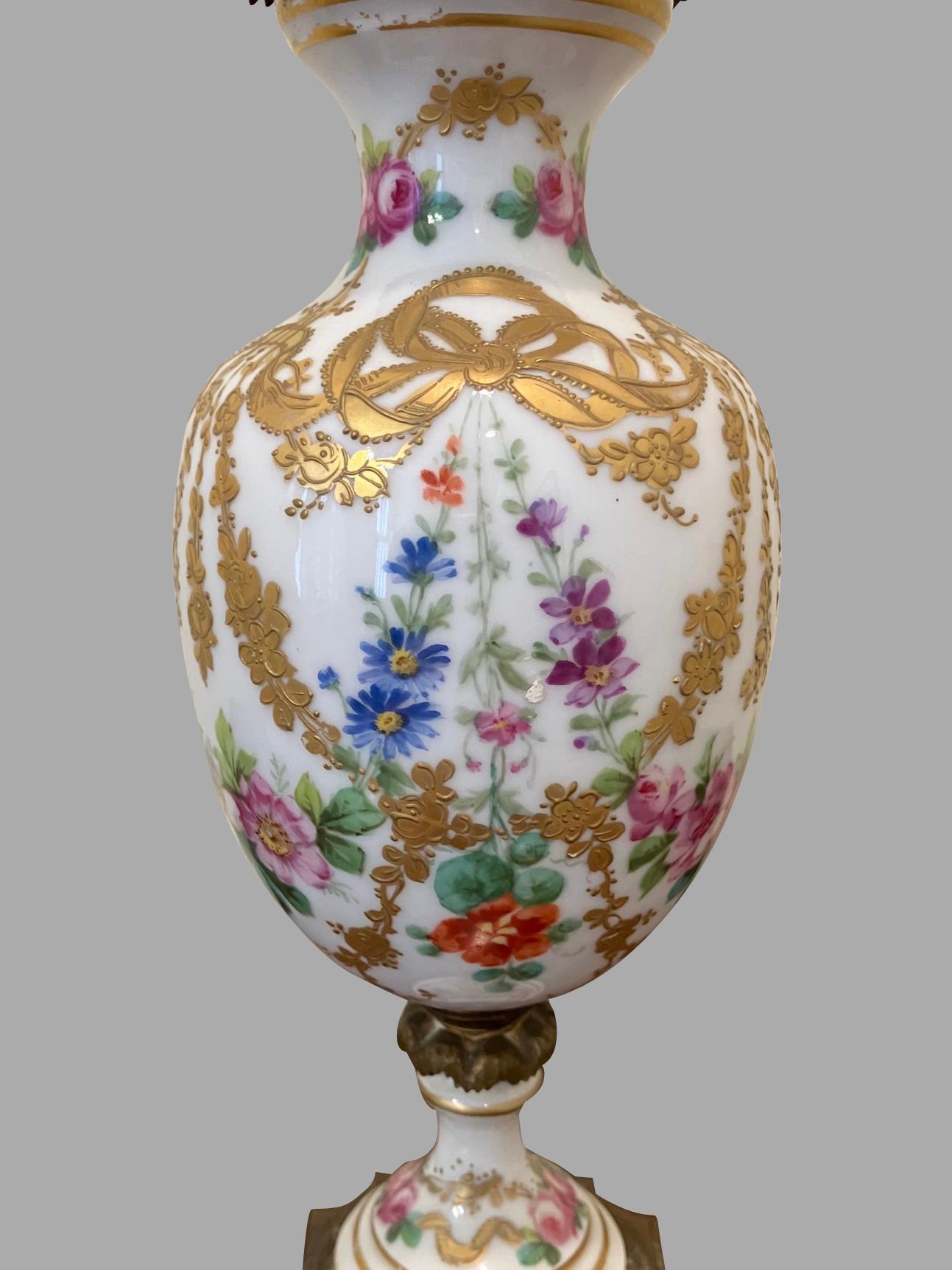 Porcellana Vaso coperto in bronzo di Sèvres con decorazioni floreali, firmato in Francia in vendita