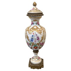 Vase couvert à décor floral, monté sur bronze, signé Sèvres