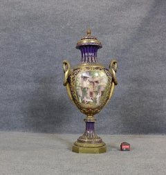 Urne monumentale signée Sèvres décorée à la main d'une scène provinciale française