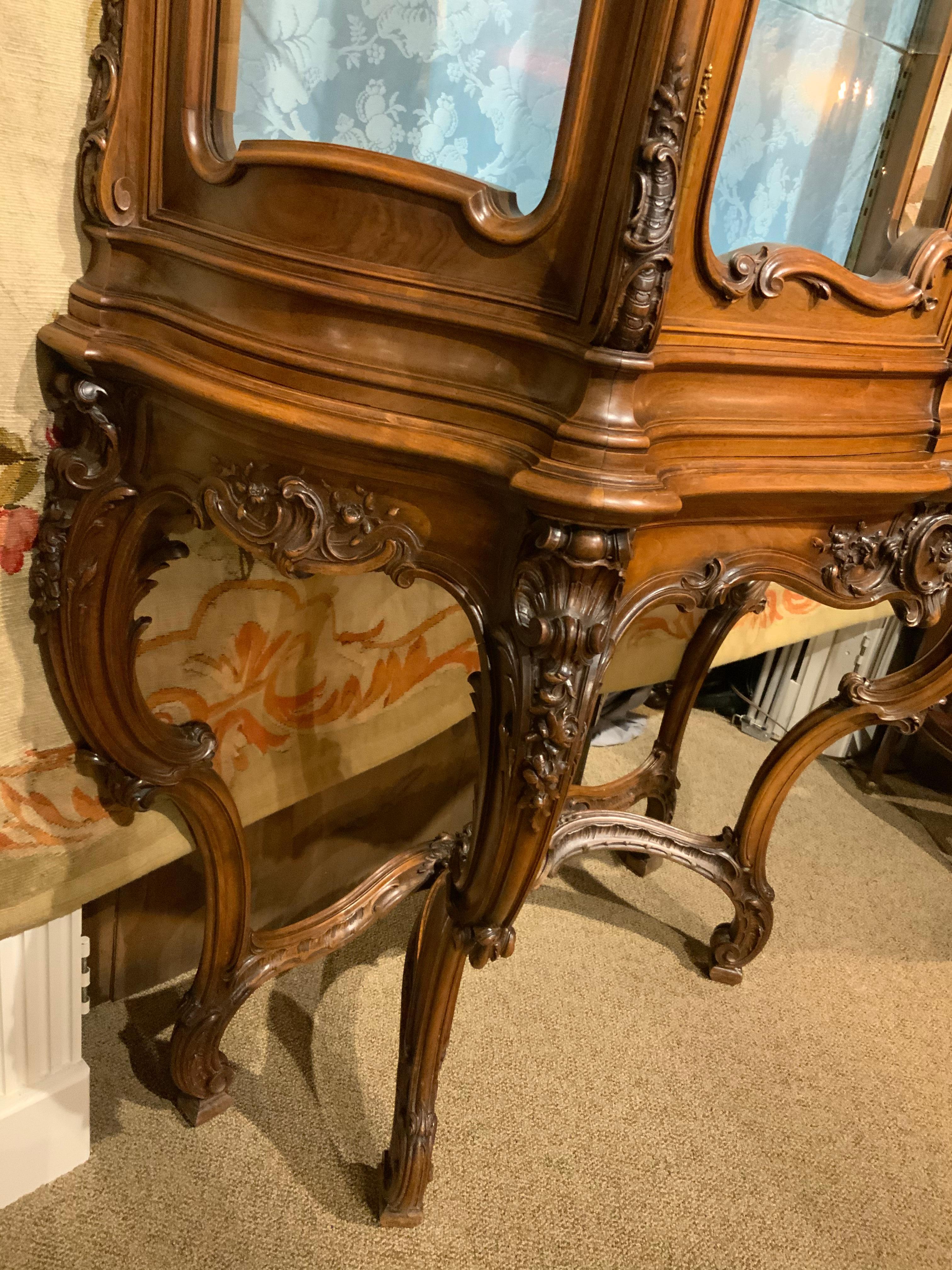 French Signed Sormani Display Cabinet, Walnut Louis XV-Style In Excellent Condition For Sale In Houston, TX