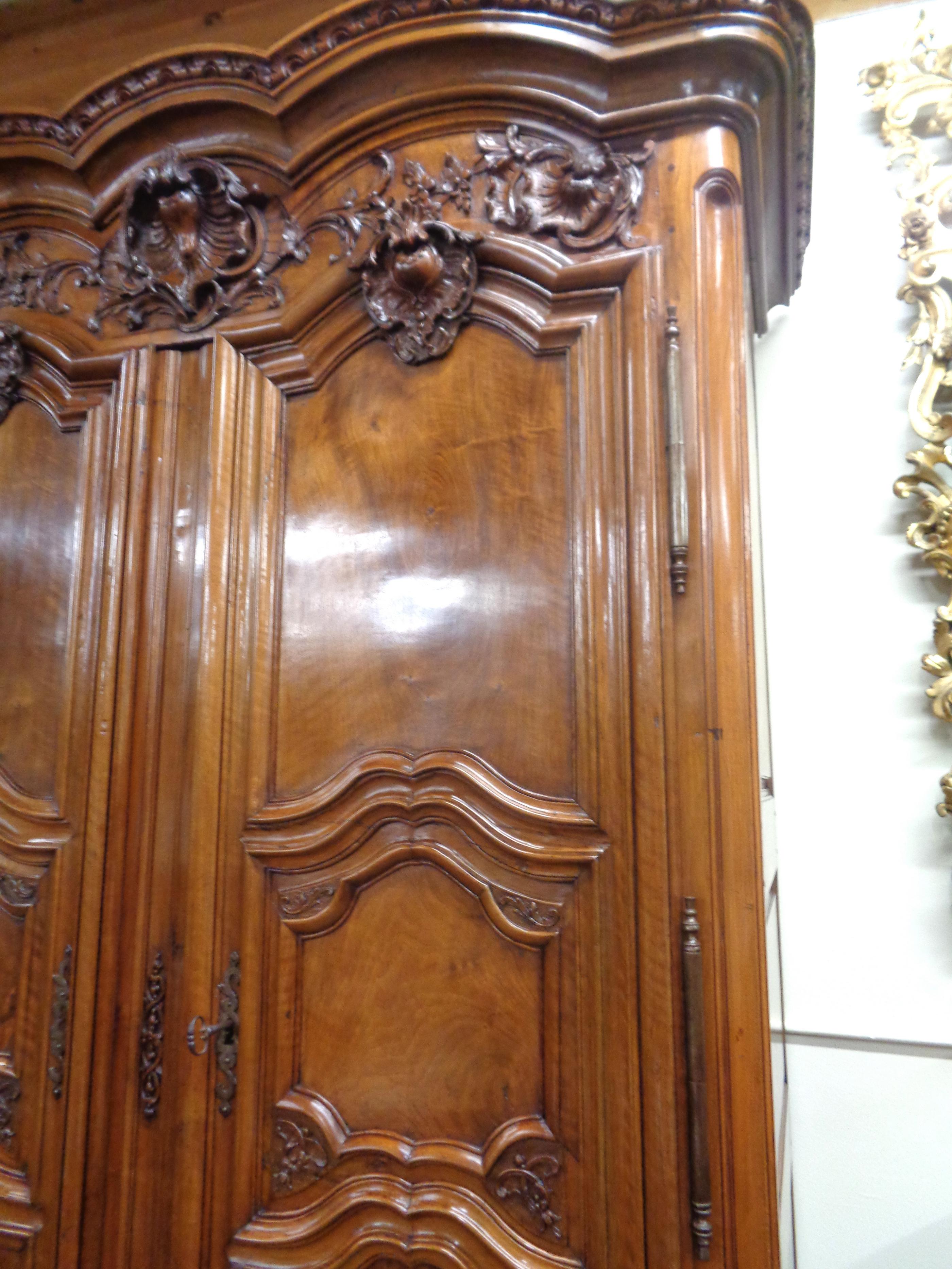 French Signed Walnut Lyonnaise Armoire, circa 1730 In Excellent Condition For Sale In West Hollywood, CA