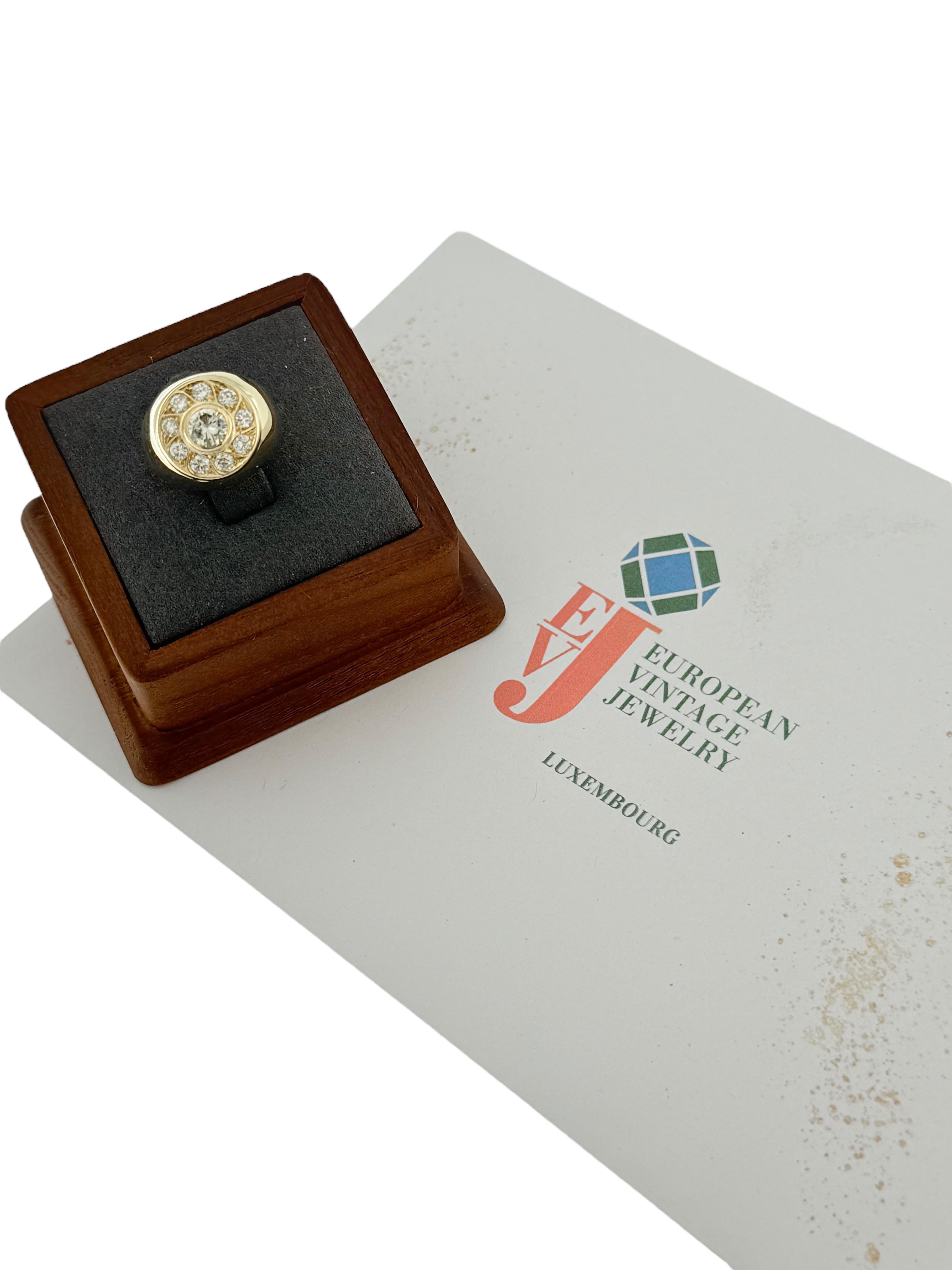Bague chevalière française en or jaune et diamants naturels en vente 4