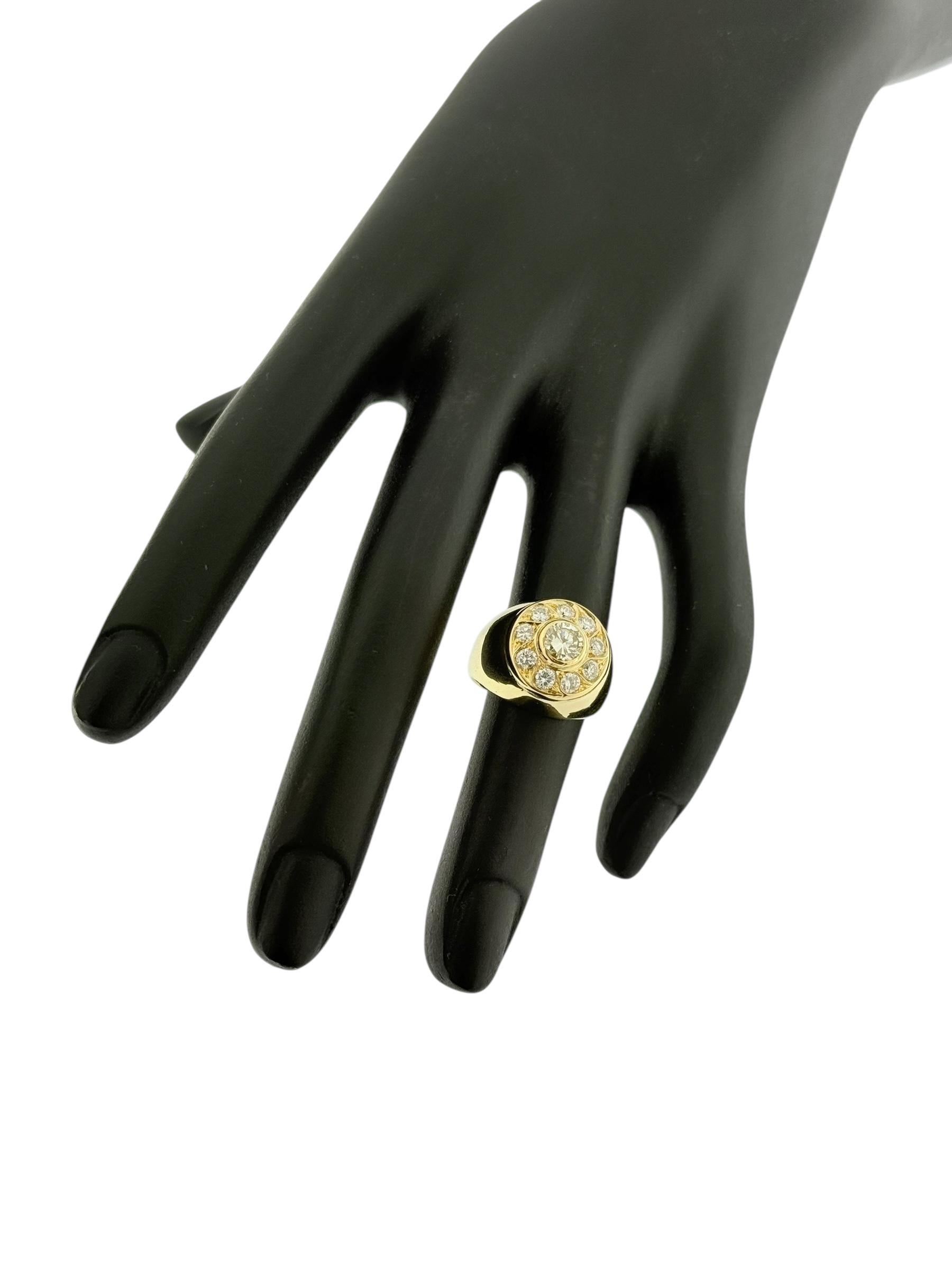Bague chevalière française en or jaune et diamants naturels Unisexe en vente