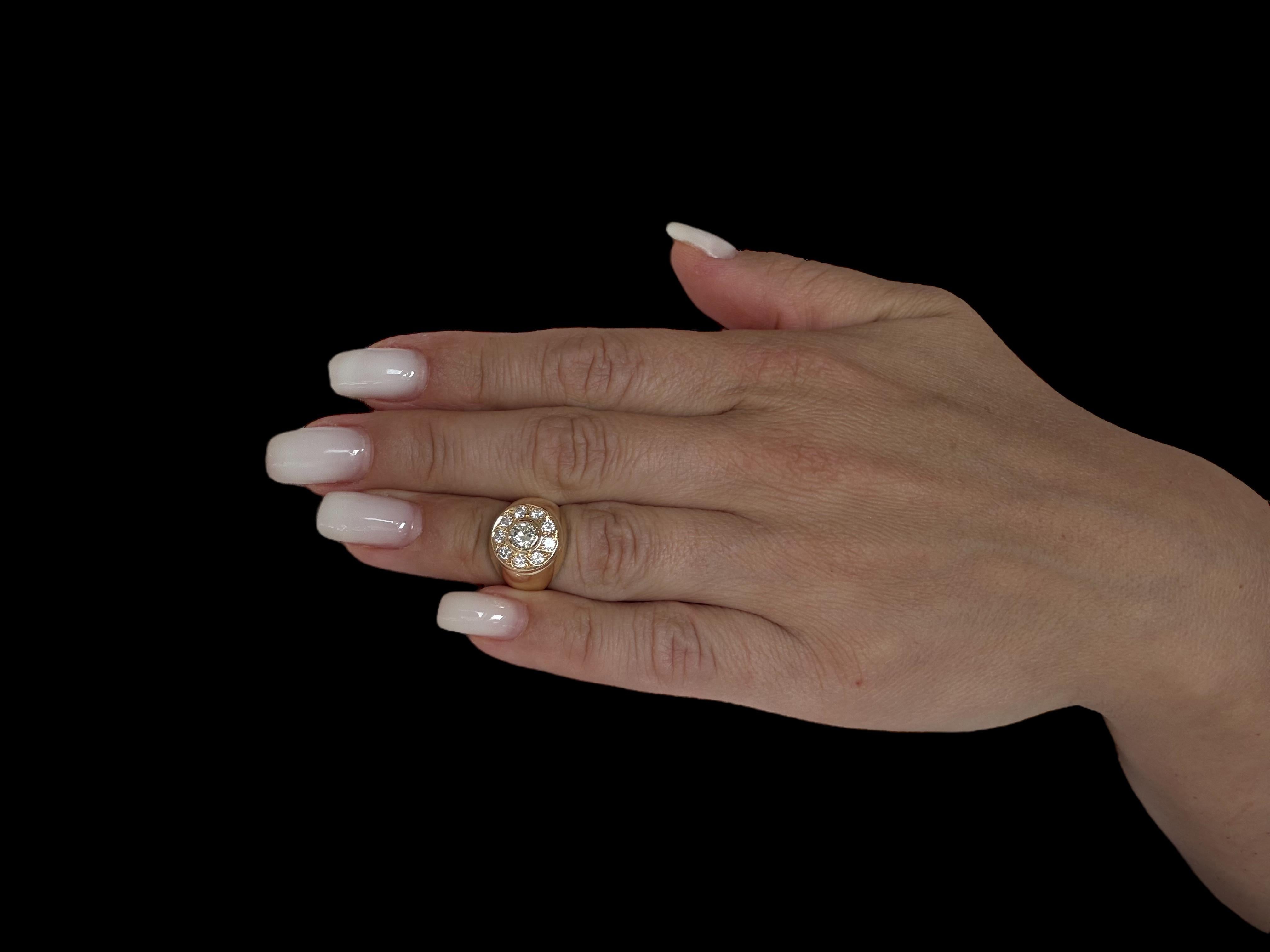 Bague chevalière française en or jaune et diamants naturels en vente 3