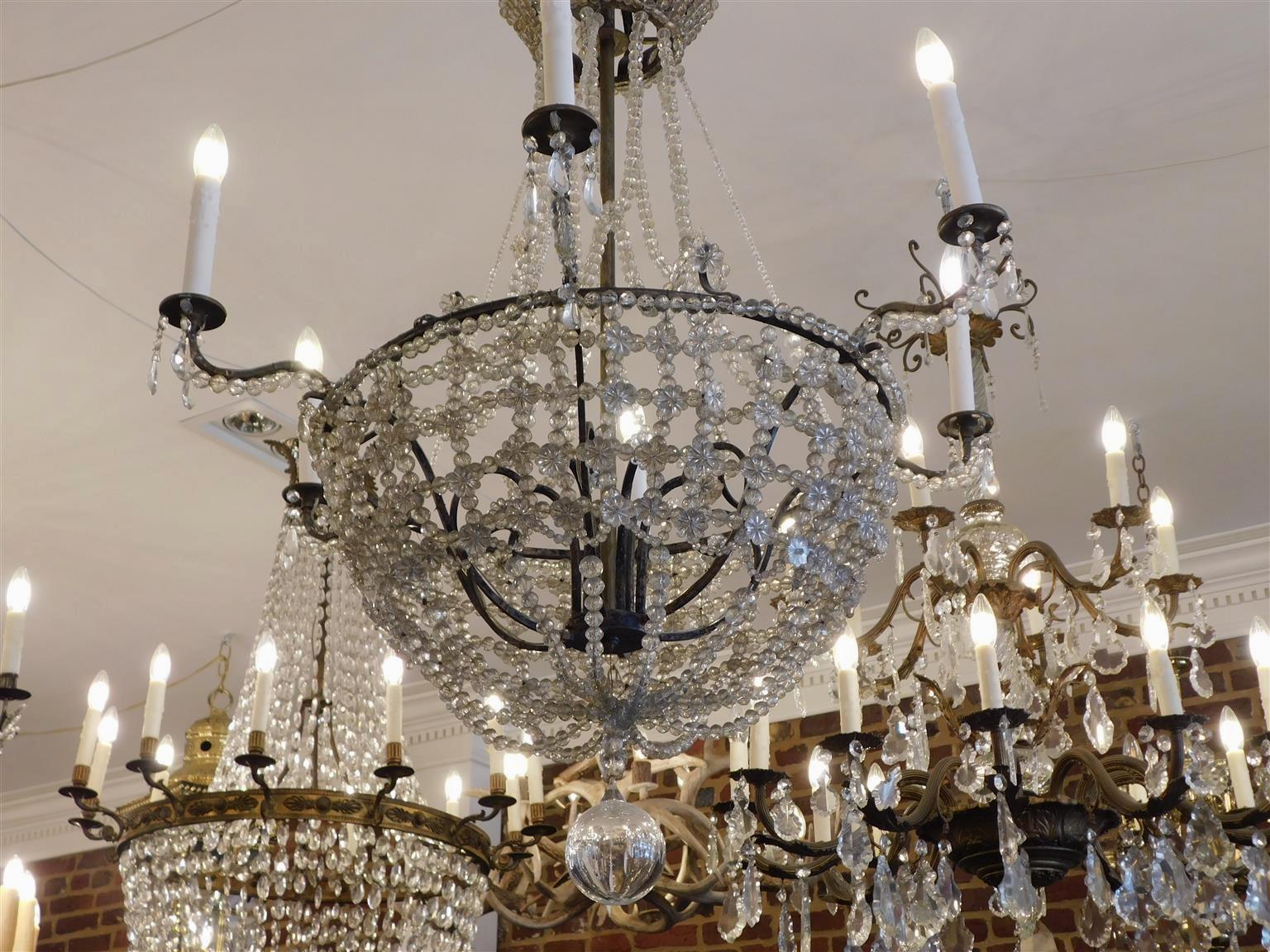 Lampadario francese in bronzo argentato a sei bracci con baldacchino a corona in cristallo e terminale a sfera 1815 In condizioni ottime in vendita a Charleston, SC