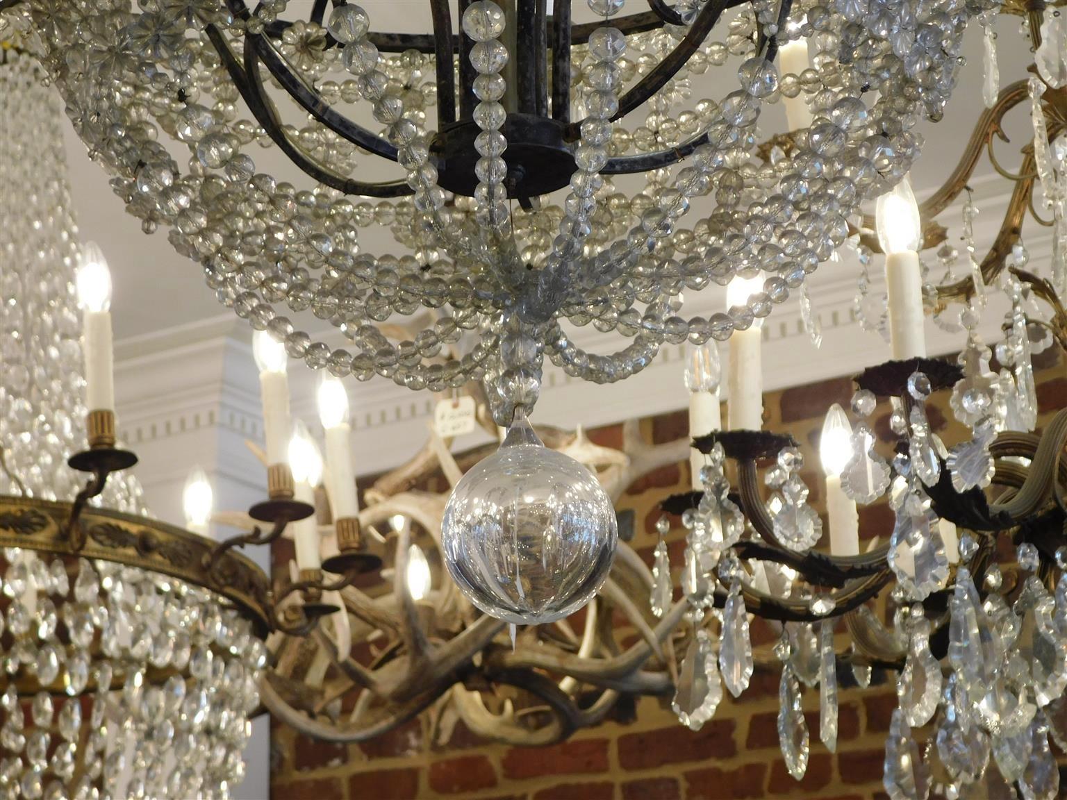 Inizio XIX secolo Lampadario francese in bronzo argentato a sei bracci con baldacchino a corona in cristallo e terminale a sfera 1815 in vendita