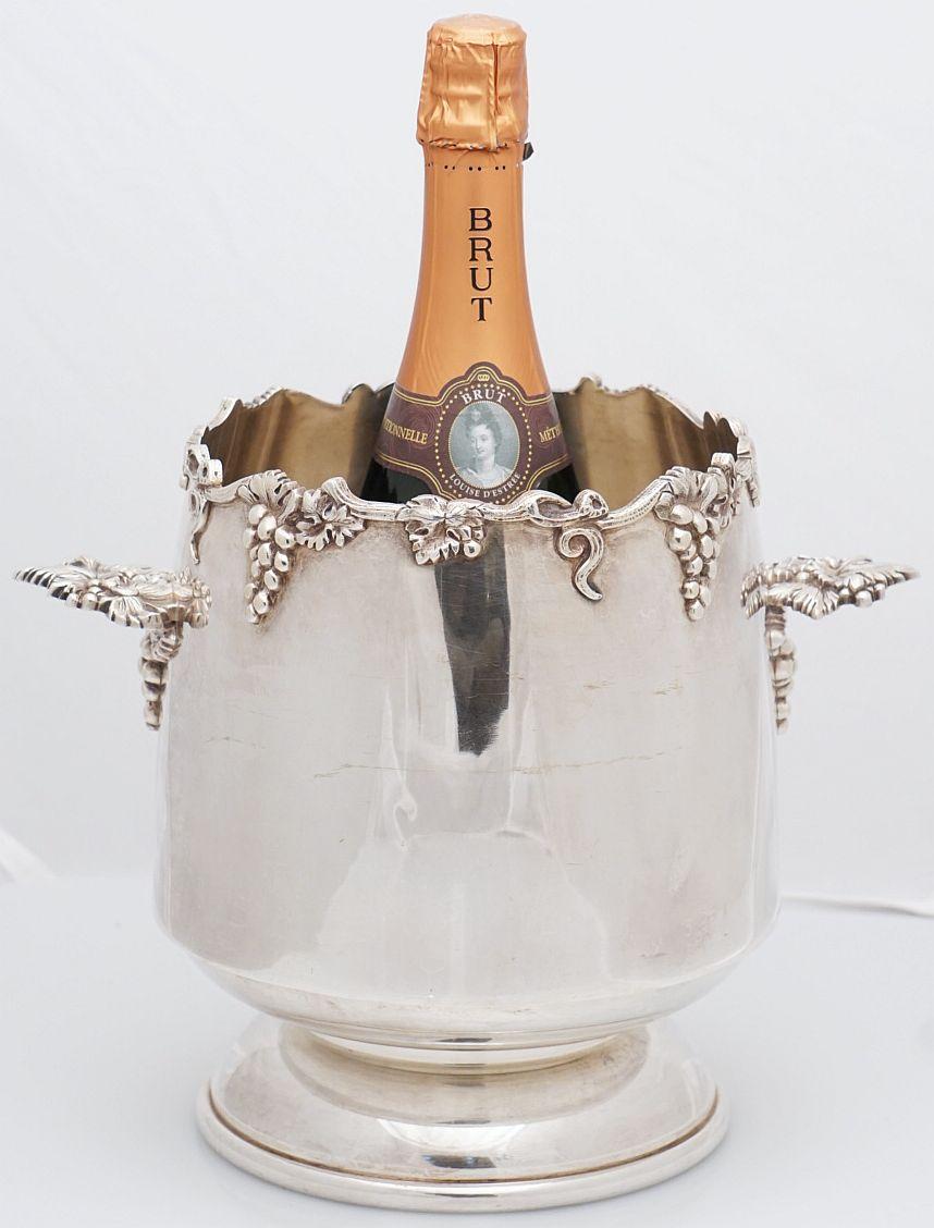 Ein hübscher französischer Champagnerkübel oder Weinkühler aus Feinsilber, mit einem anmutig gewellten oberen Rand mit einem Relief von Trauben und Weinblättern an einer Weinrebe und ziselierten gegenüberliegenden Griffen mit einem passenden Design,