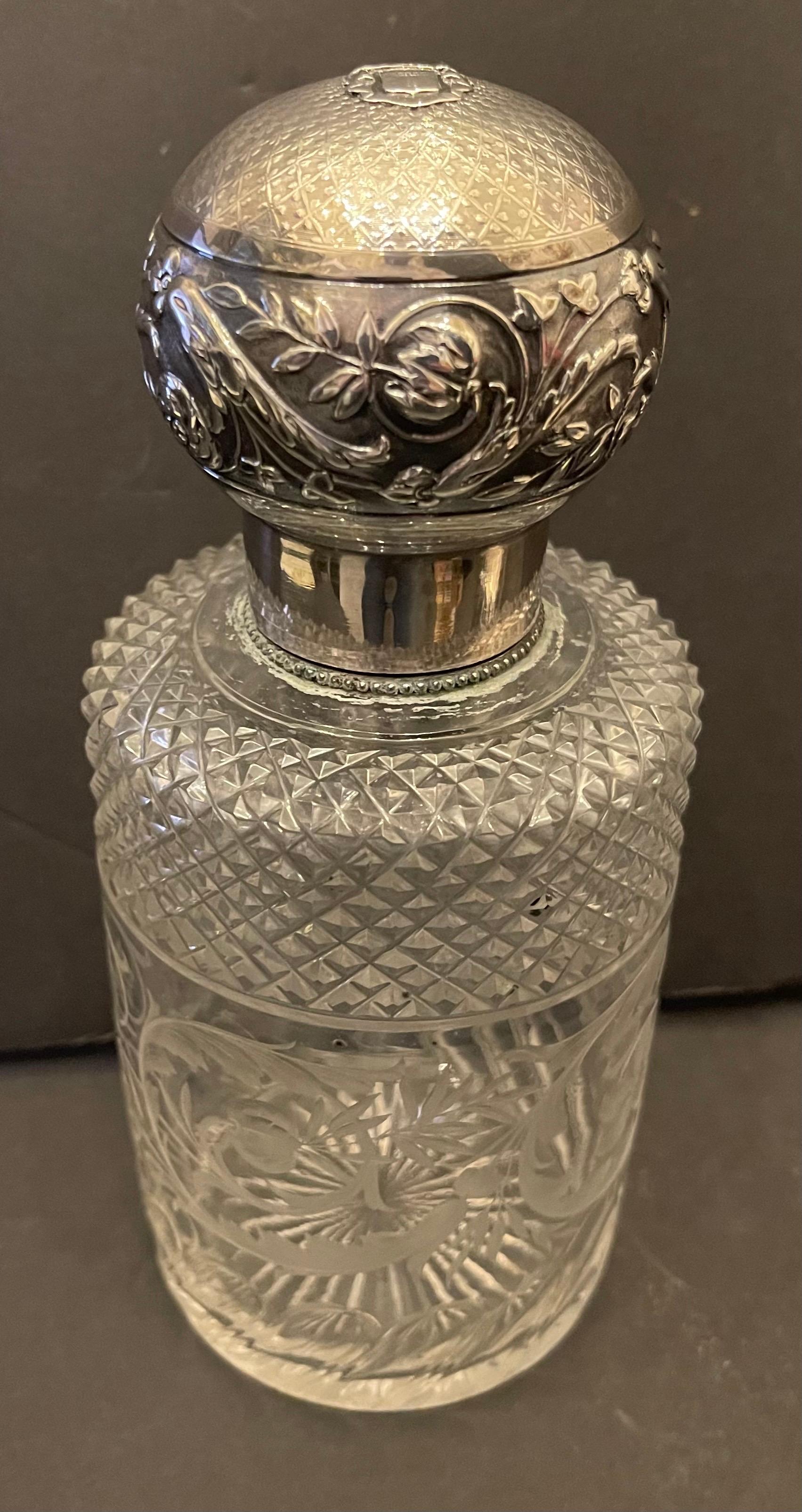 Un meraviglioso cofanetto di vanità francese in argento e cristallo inciso a 7 sfaccettature  Bottiglie di profumo Boudoir & Dresser Set
Tutti gli articoli presentano lievi scheggiature dovute all'uso e all'età.

Circa 13 oz...