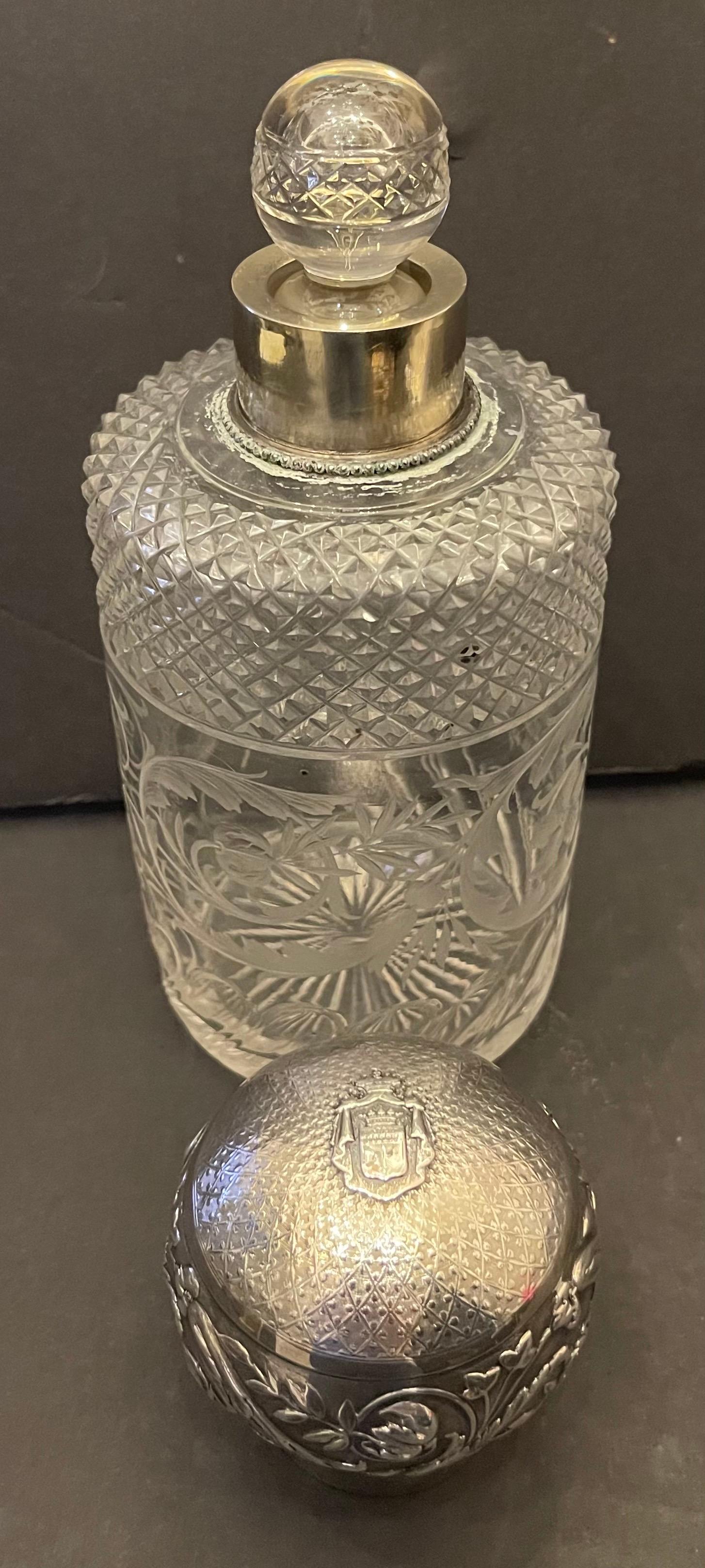 Francese Scatola di vanità in cristallo inciso francese A. Silver Dresser Bottiglia di profumo Boudoir Set in vendita