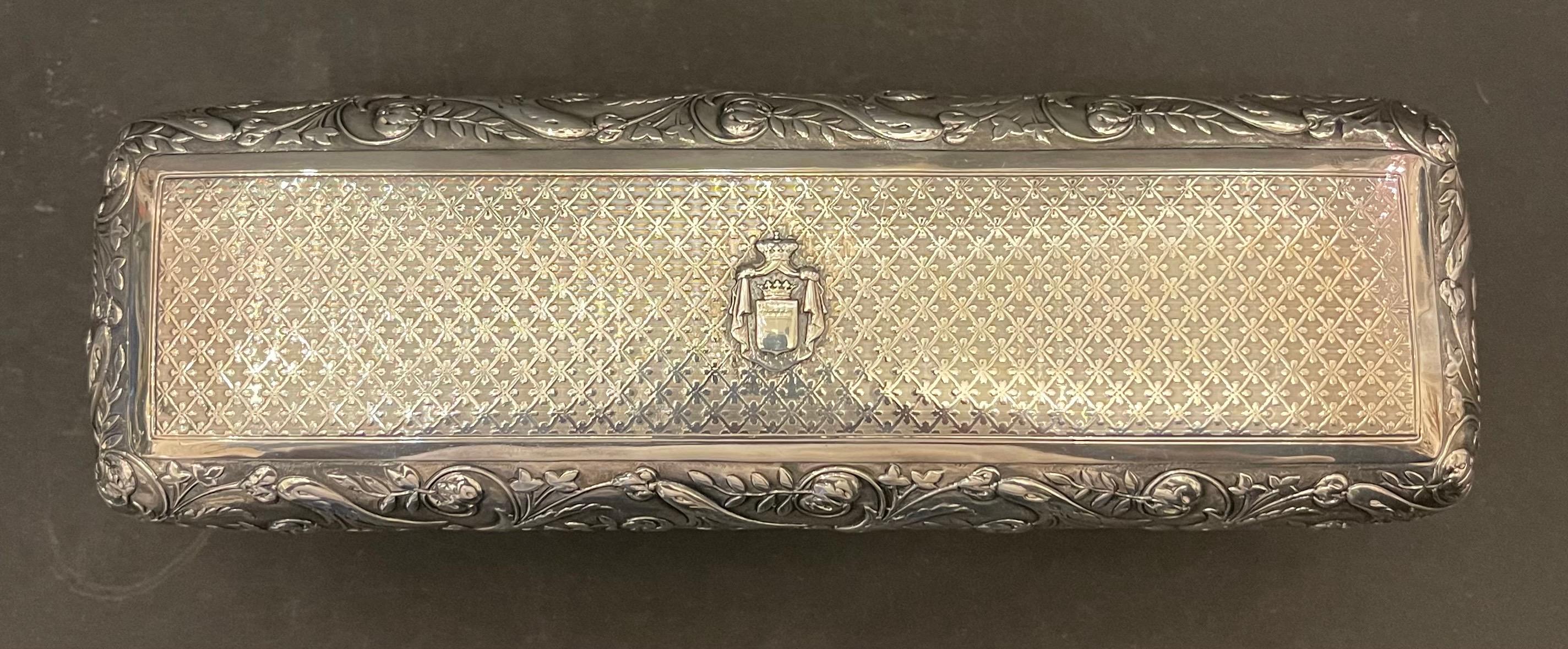 Scatola di vanità in cristallo inciso francese A. Silver Dresser Bottiglia di profumo Boudoir Set In condizioni buone in vendita a Roslyn, NY