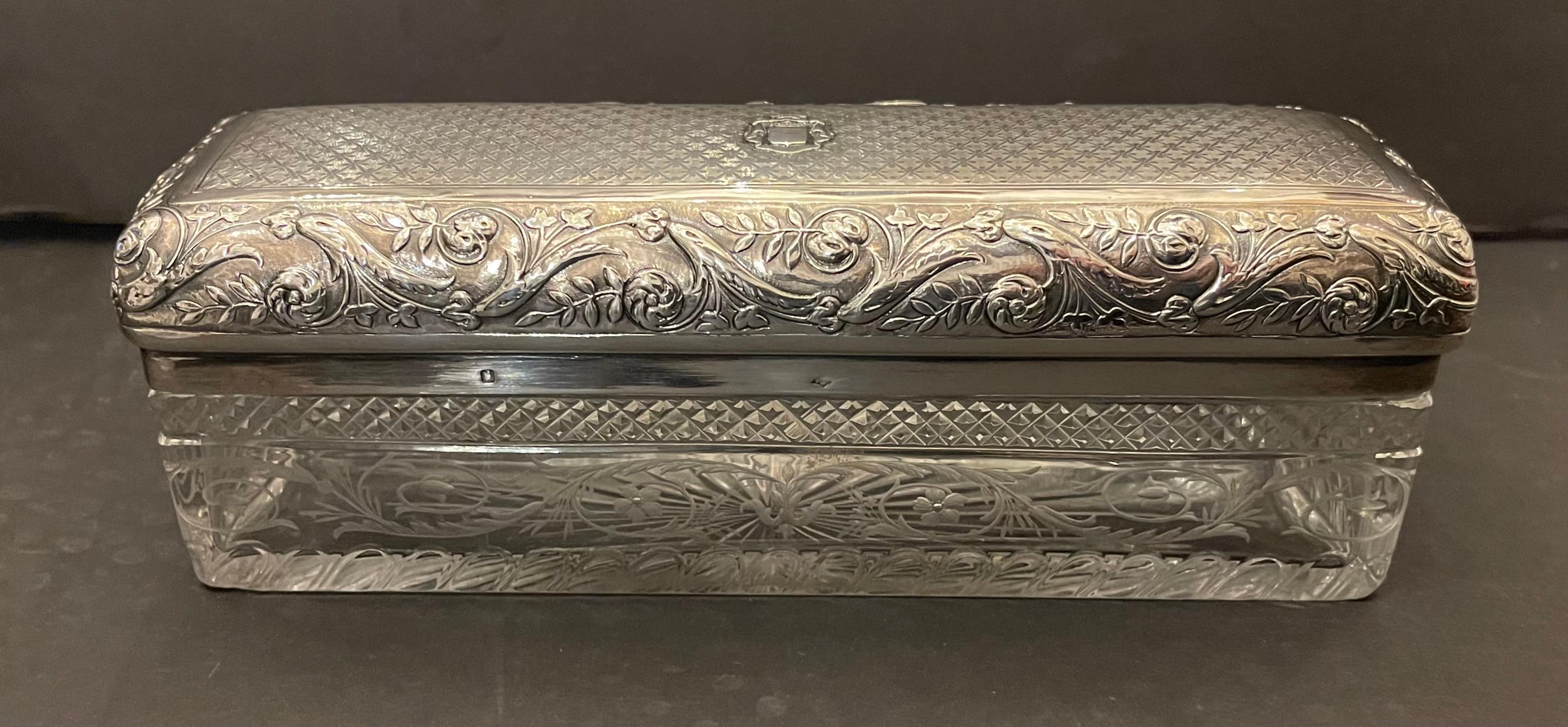 XX secolo Scatola di vanità in cristallo inciso francese A. Silver Dresser Bottiglia di profumo Boudoir Set in vendita