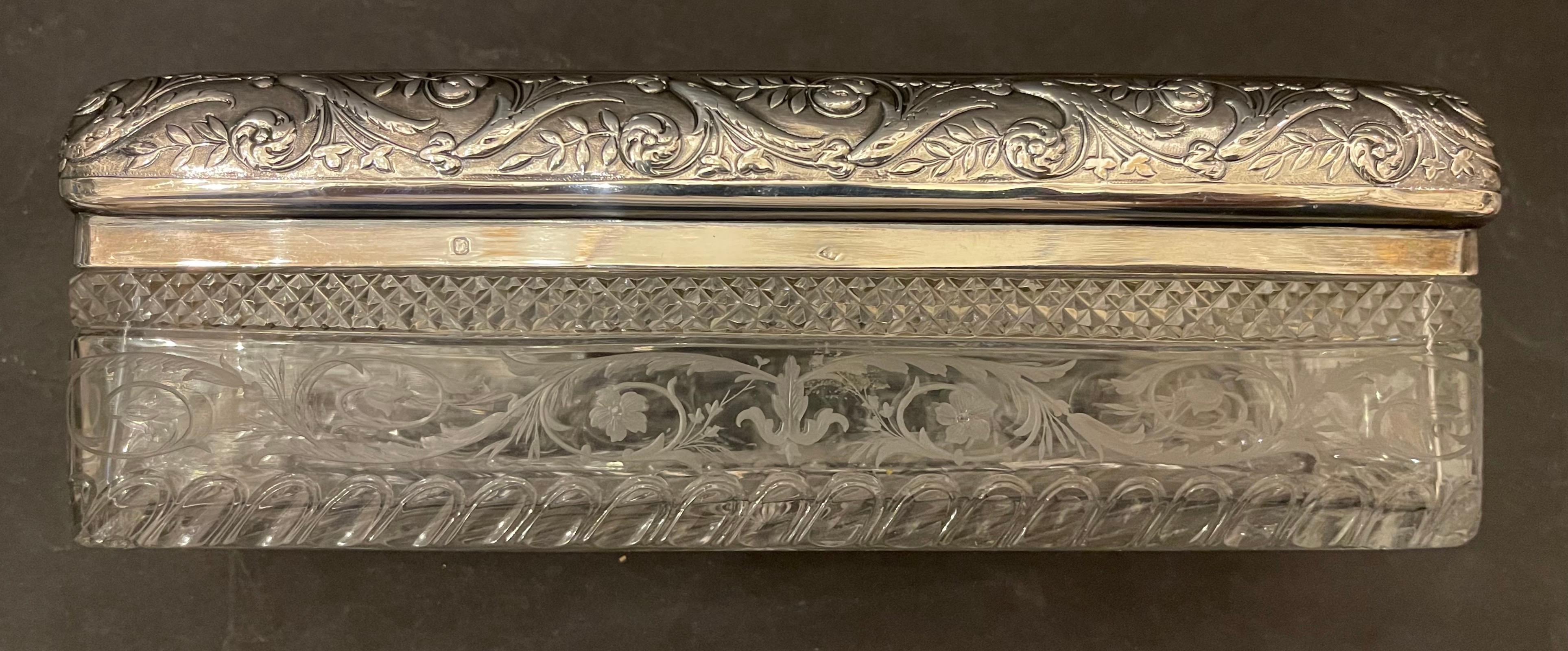 Scatola di vanità in cristallo inciso francese A. Silver Dresser Bottiglia di profumo Boudoir Set in vendita 1
