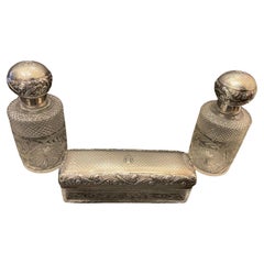 Set de tocador con botella de perfume y tocador de cristal grabado tallado en plata francesa