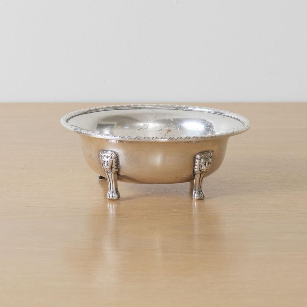 Unica vide poche in argento proveniente dalla Francia, anni '40. Realizzato a mano con bordo a coste e 4 piedini d'argento con dettaglio di un leone. La finitura originale mostra una buona età e patina. Perfetto come oggetto decorativo o come