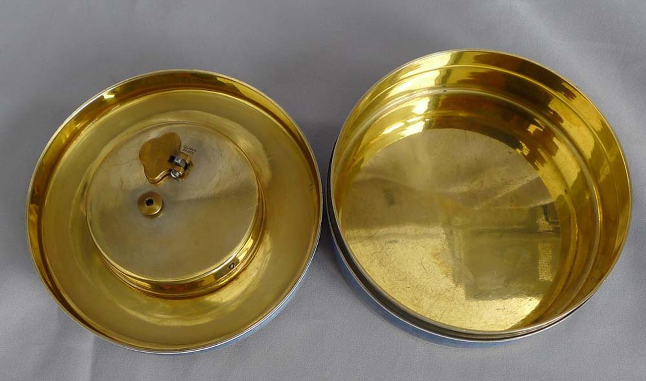 Doré Boîte française en argent doré et émail guilloché gris/bleu avec horloge de 8 jours sur le couvercle en vente