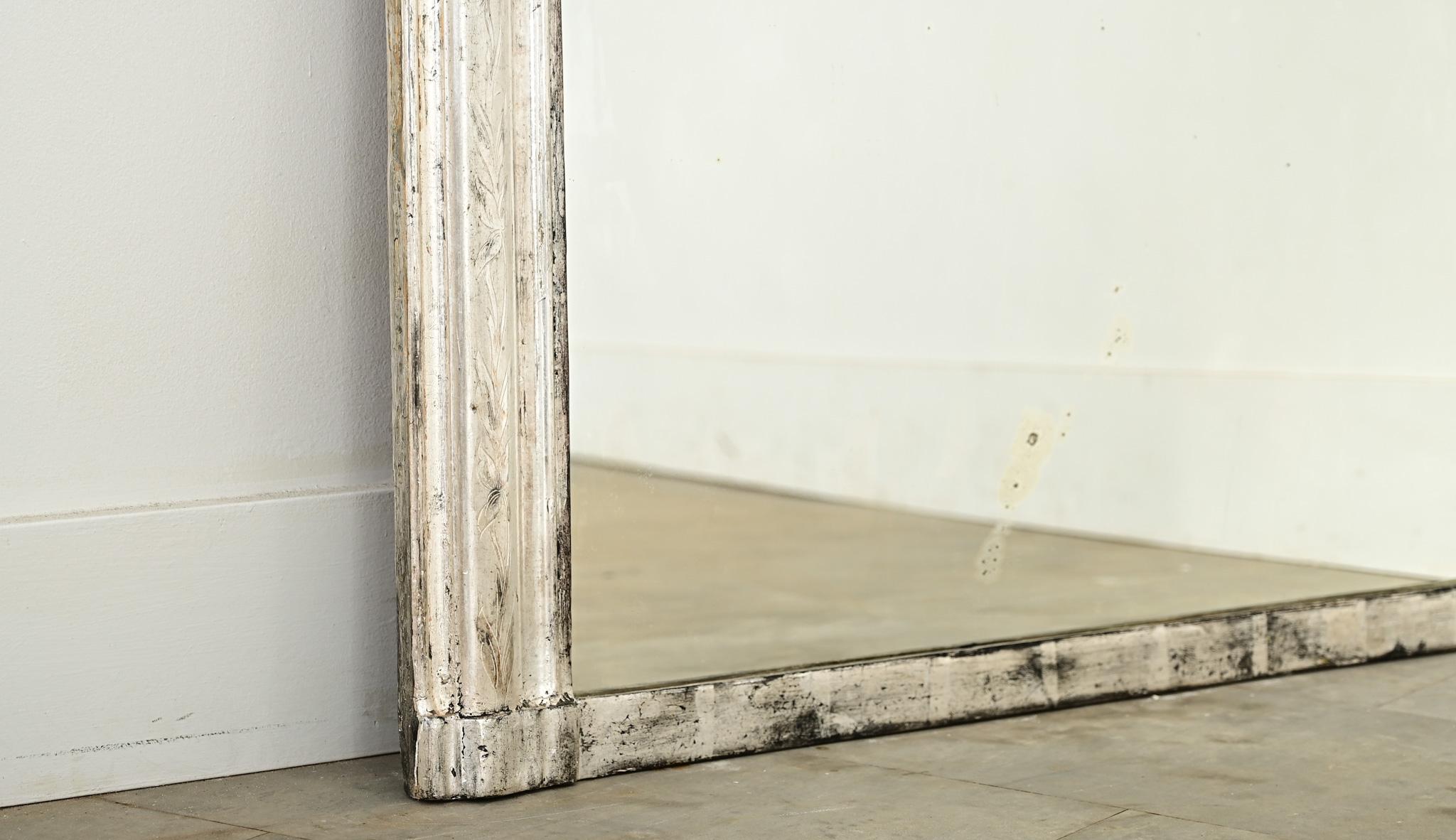 XIX secolo Specchio da camino francese in argento dorato Louis Philippe in vendita