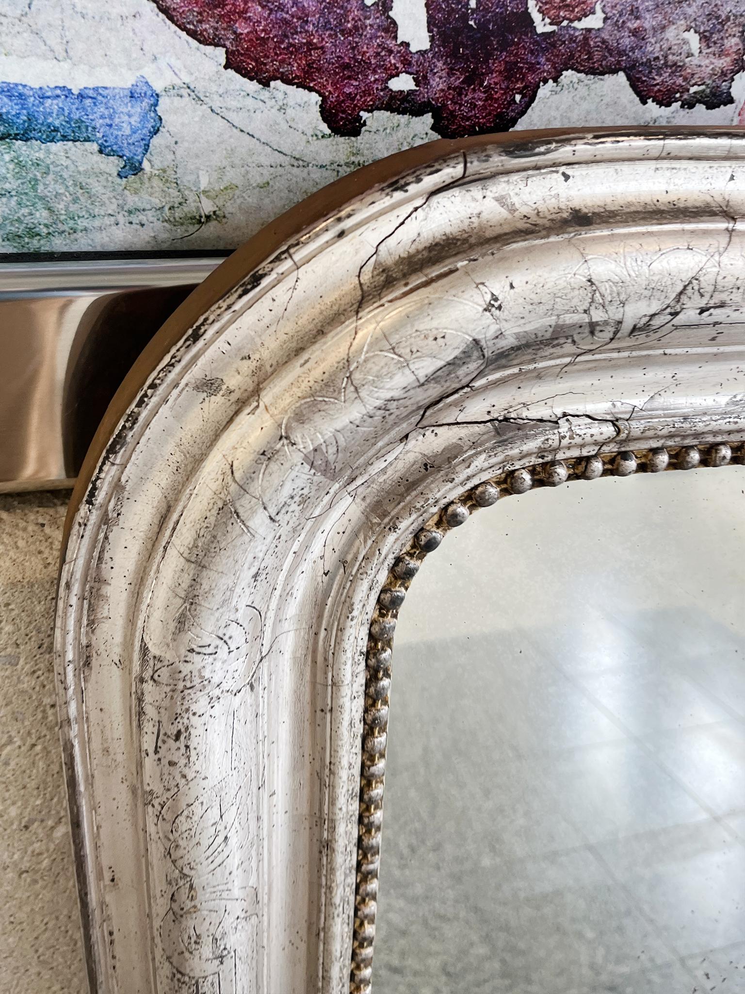 Miroir mural français en bois doré A Silver Bon état - En vente à New York, NY