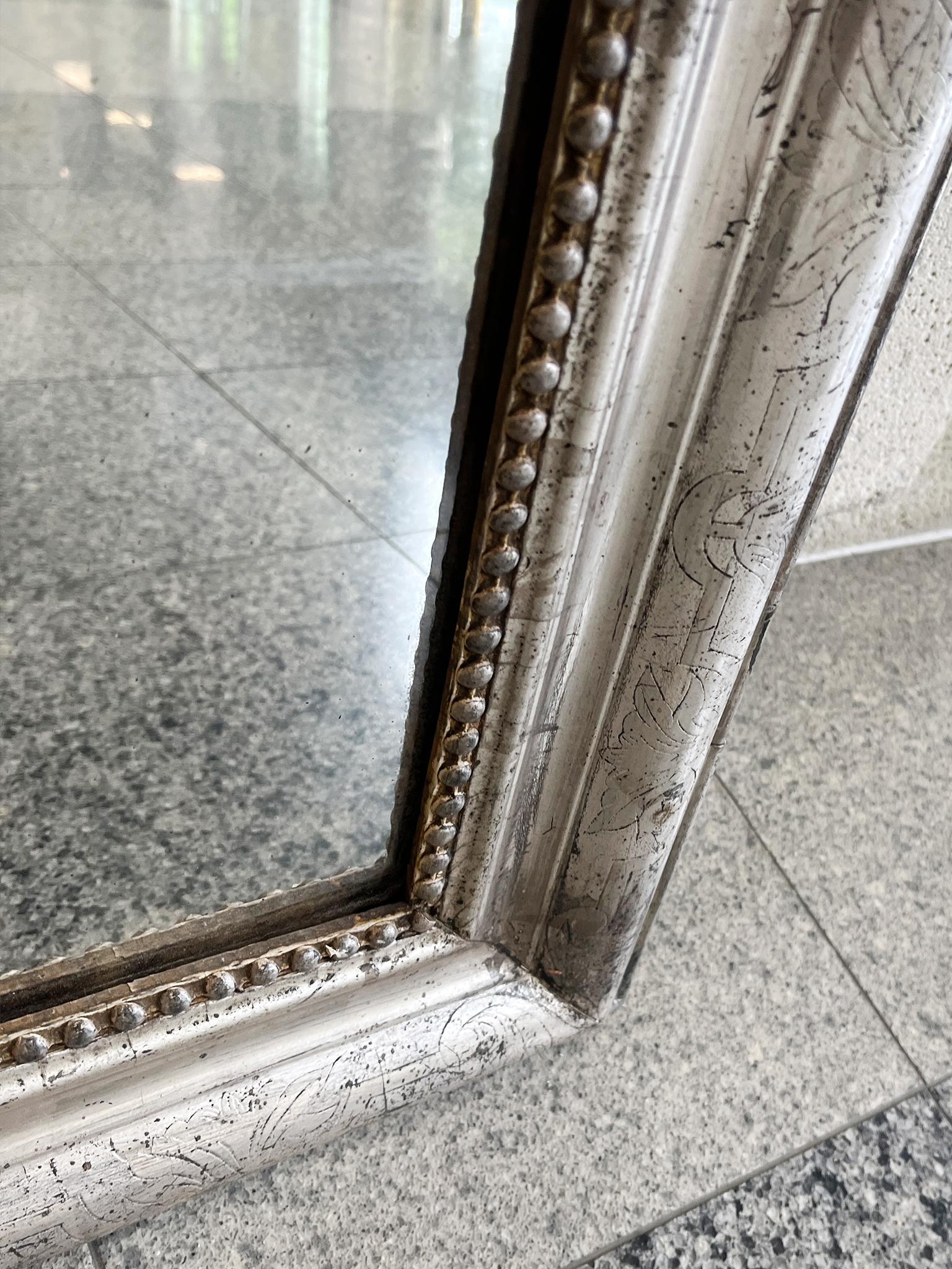 Miroir mural français en bois doré A Silver en vente 2