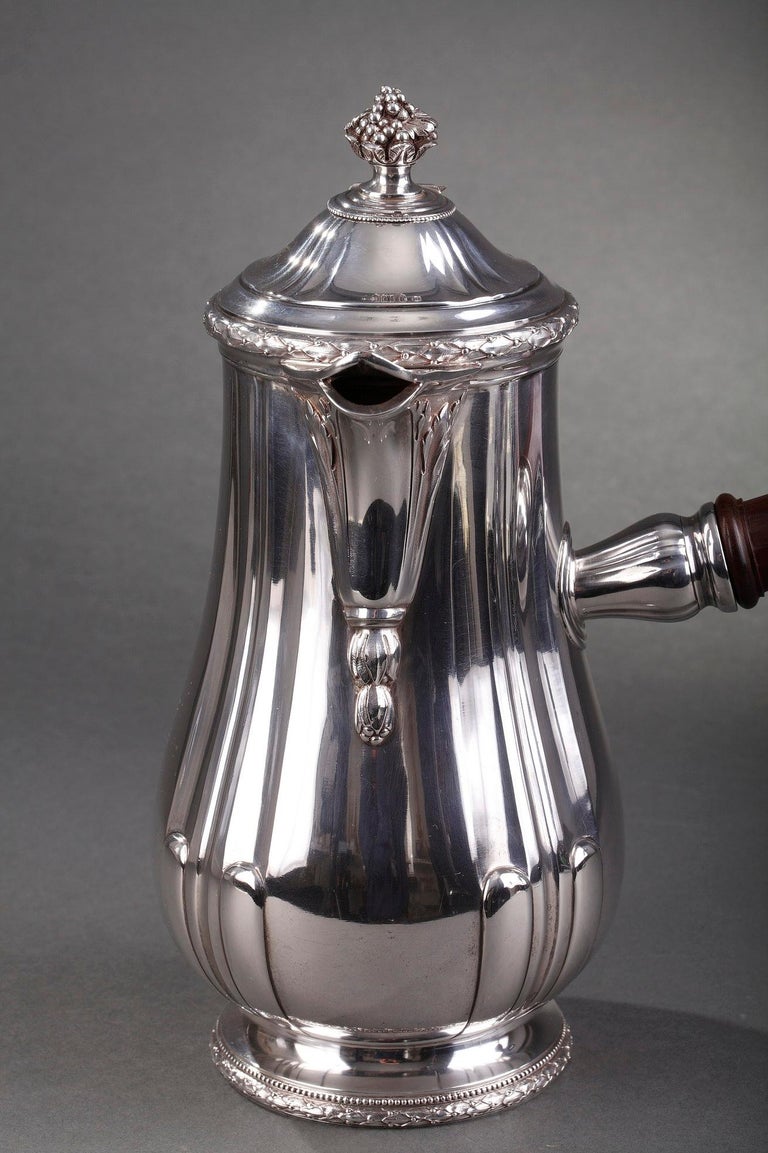 https://a.1stdibscdn.com/french-silver-hot-chocolate-pot-or-coffee-pot-puiforcat-for-sale-picture-6/f_20653/f_223036221624595277258/22_2564_reduit_master.JPG?width=768