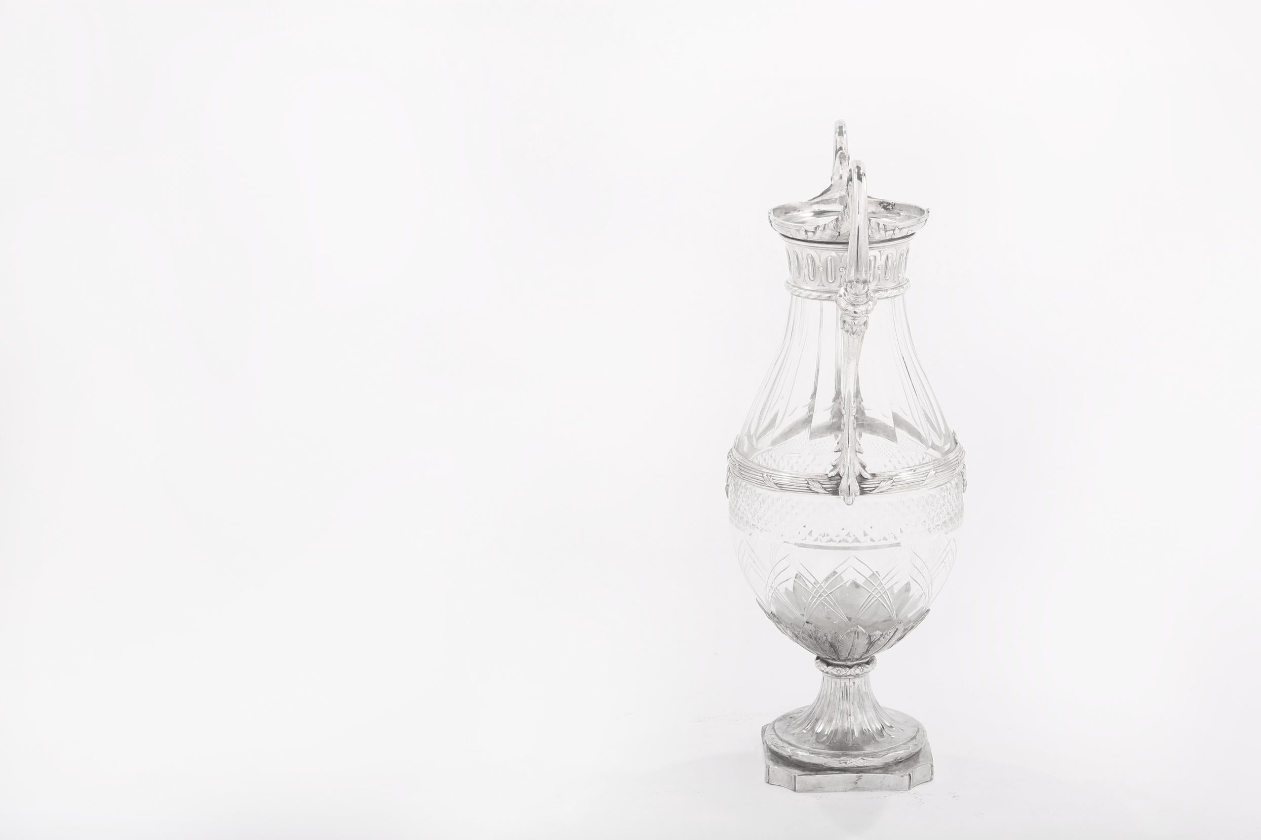 Französische Silberplatte montiert gerahmt / geschliffenes Glas dekorative Vase mit Seitengriffen. Die Vase / Stück ist in gutem Zustand. Leichte alters- und gebrauchsbedingte Abnutzung. Unterschrift des Herstellers. Die Vase steht etwa 17 Zoll hoch
