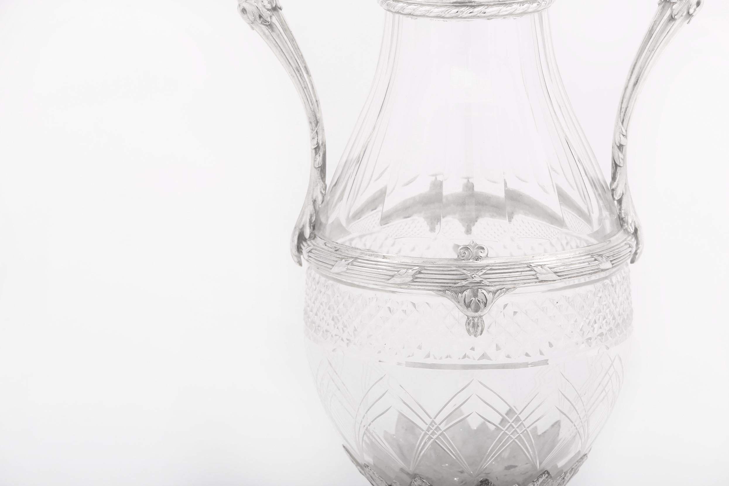 Dekorative Vase aus versilbertem / geschliffenem Glas (19. Jahrhundert) im Angebot