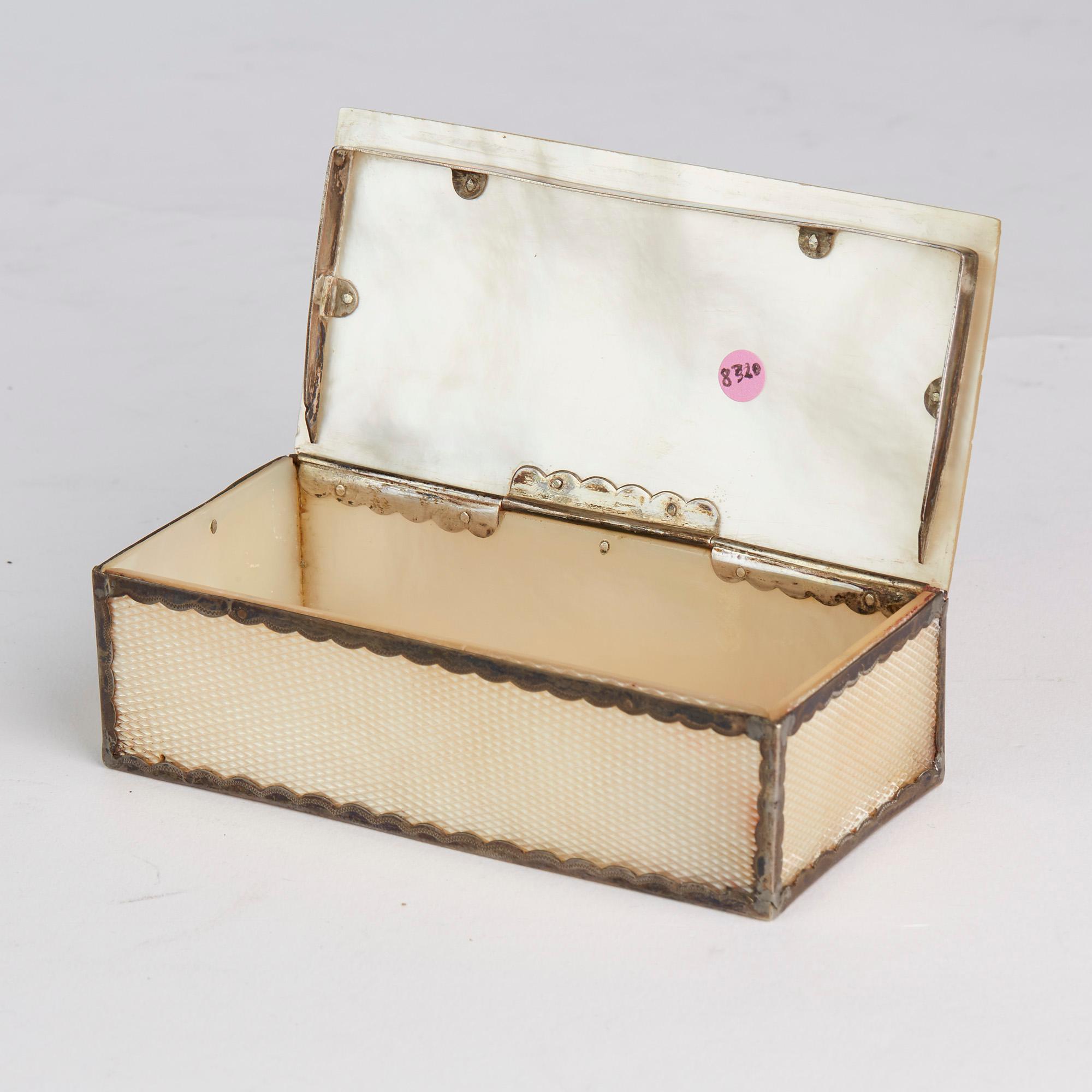 Caja francesa de plata montada con madreperla grabada, hacia 1800 en venta 6