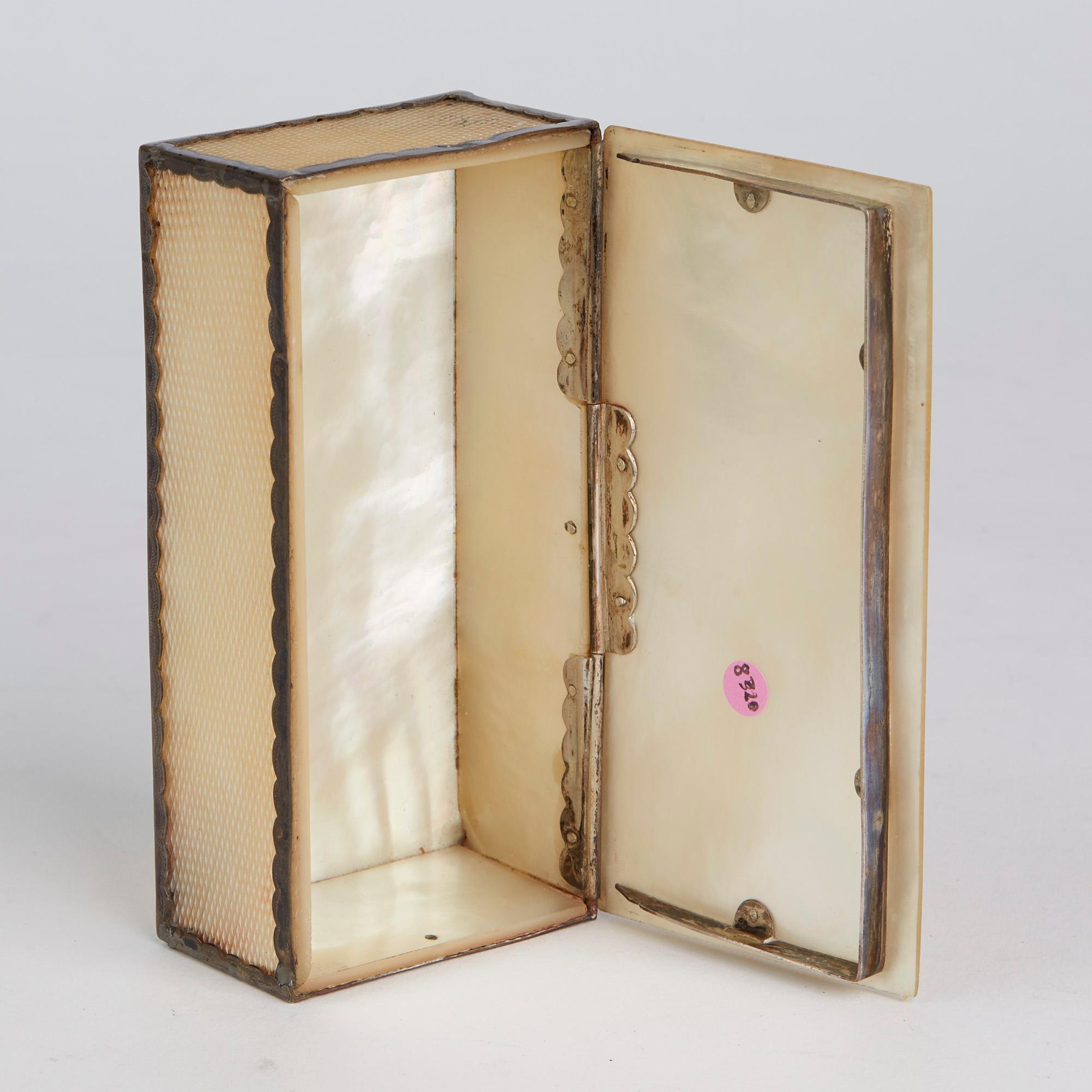 Excepcional y fina caja de plata francesa antigua montada en madreperla y con un ducal exquisitamente tallado con una doncella que sostiene una corona, un elaborado monograma y una vara de caduceo que data de hacia 1800. La caja, de forma