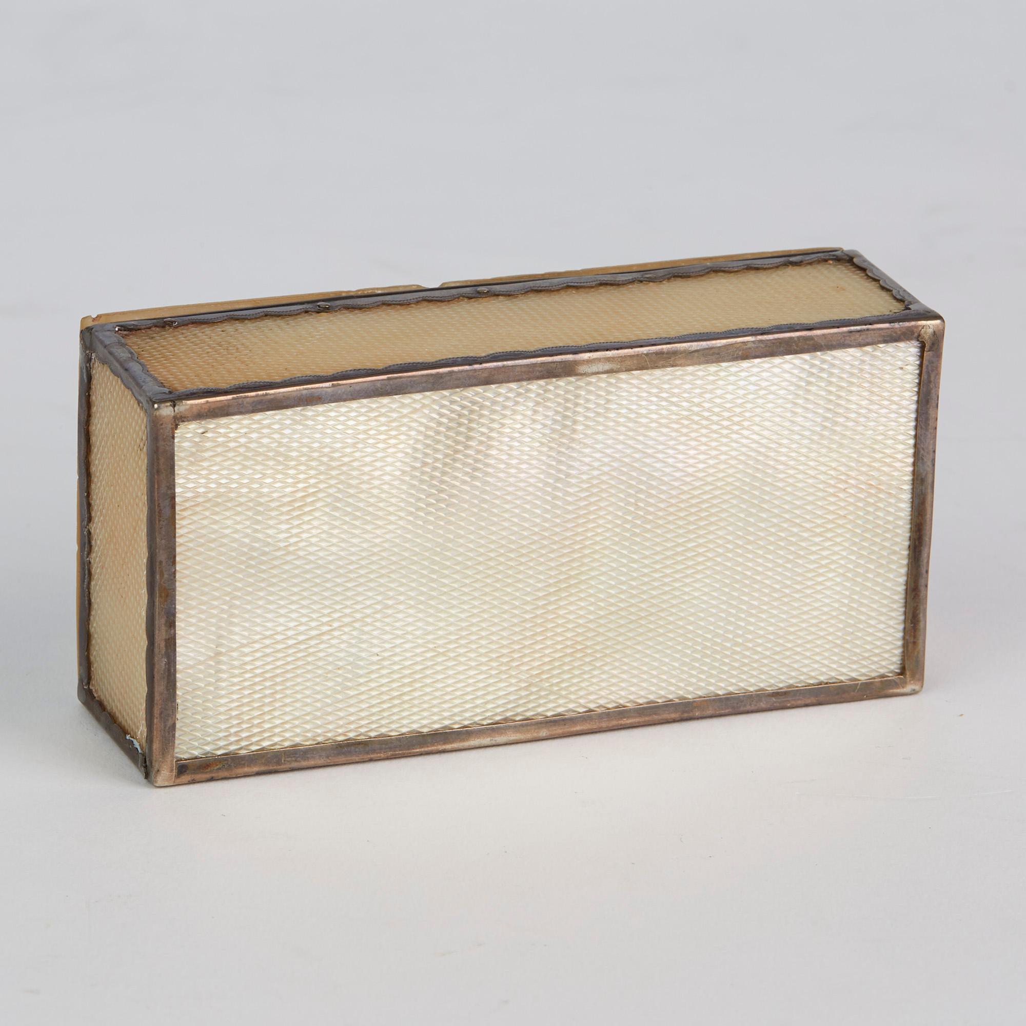 Französische Silbermontierte, gravierte Perlmutt-Schachtel, um 1800 (Napoleon III.) im Angebot
