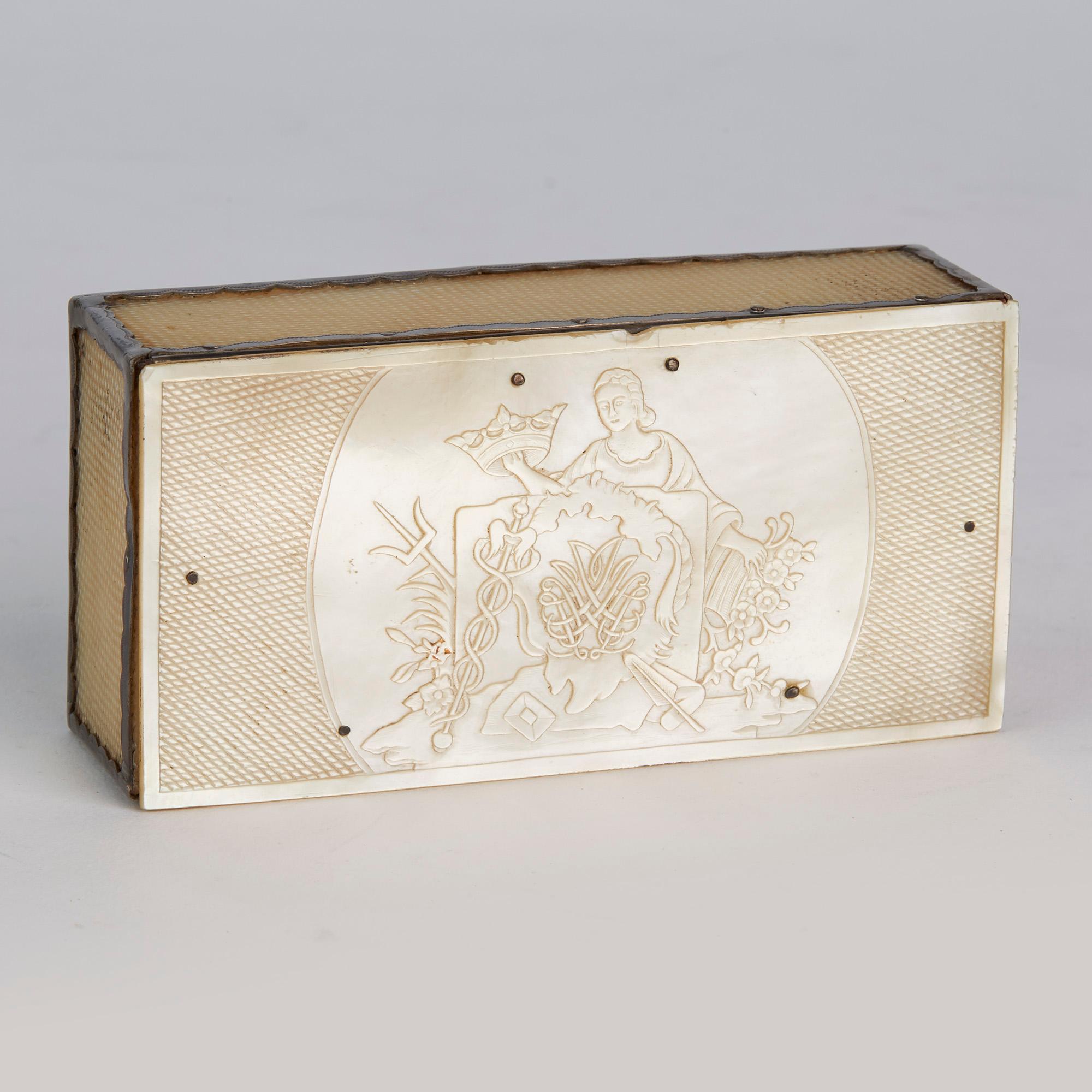 Französische Silbermontierte, gravierte Perlmutt-Schachtel, um 1800 (Handgeschnitzt) im Angebot