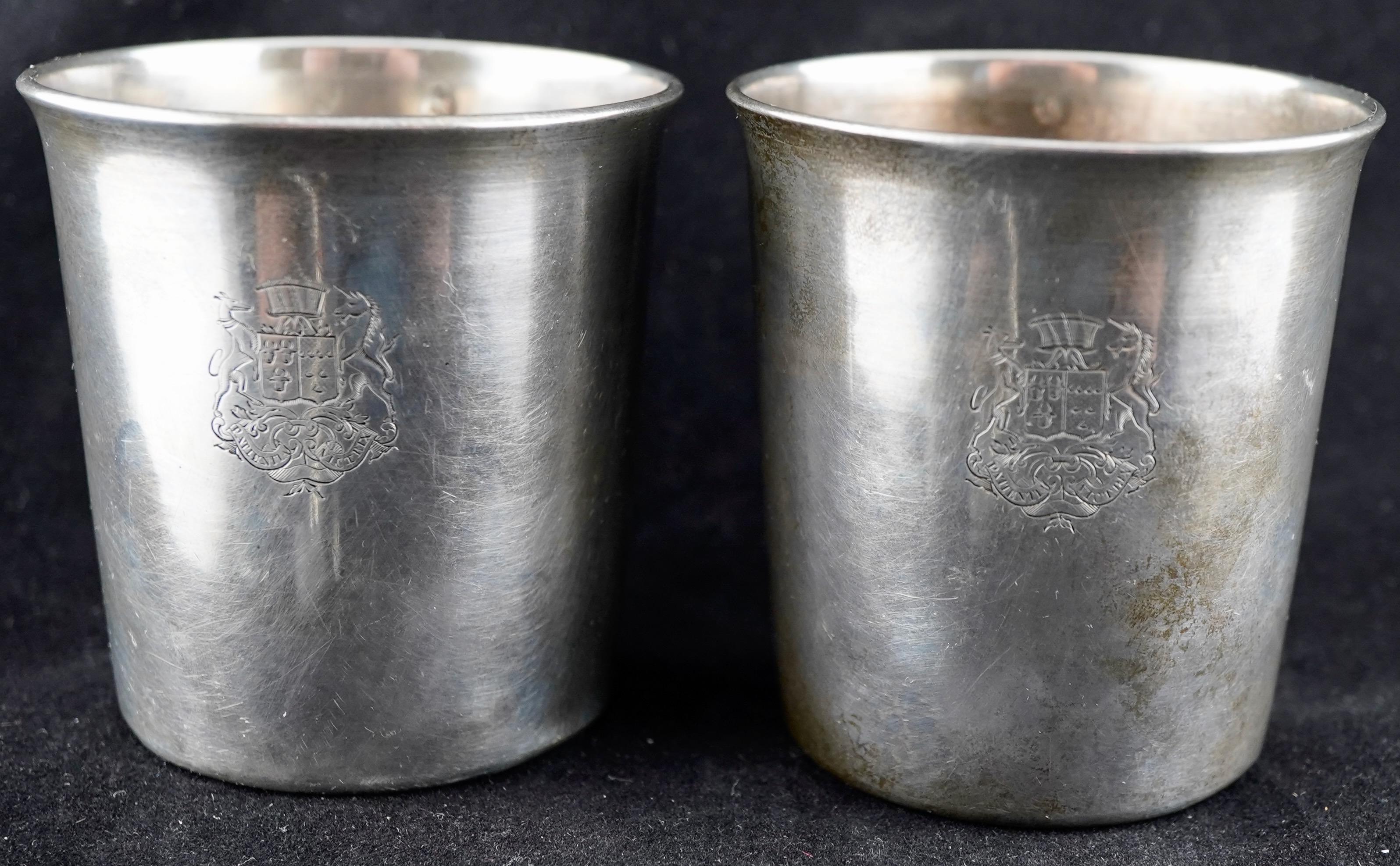 Ein Paar französische Sterling-Becher, gestempelt vor 1838. Beide mit heraldischem Wappen, ziseliert.
Gewicht (Paar) 204 g oder 6,6 t. oz.
